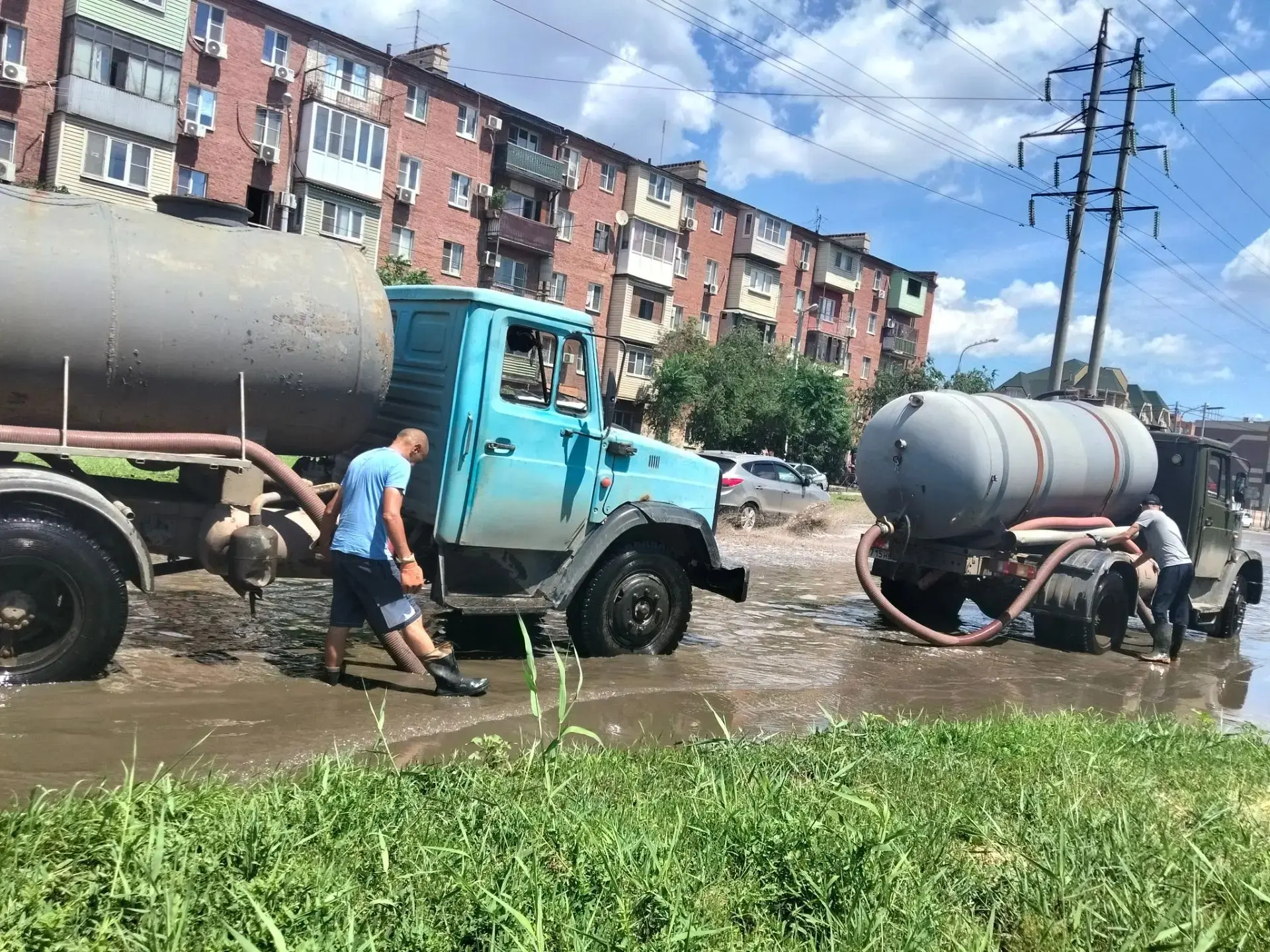 Коммунальные службы продолжают откачку дождевых вод с улиц города

Сейчас в откачке осадков, выпавши