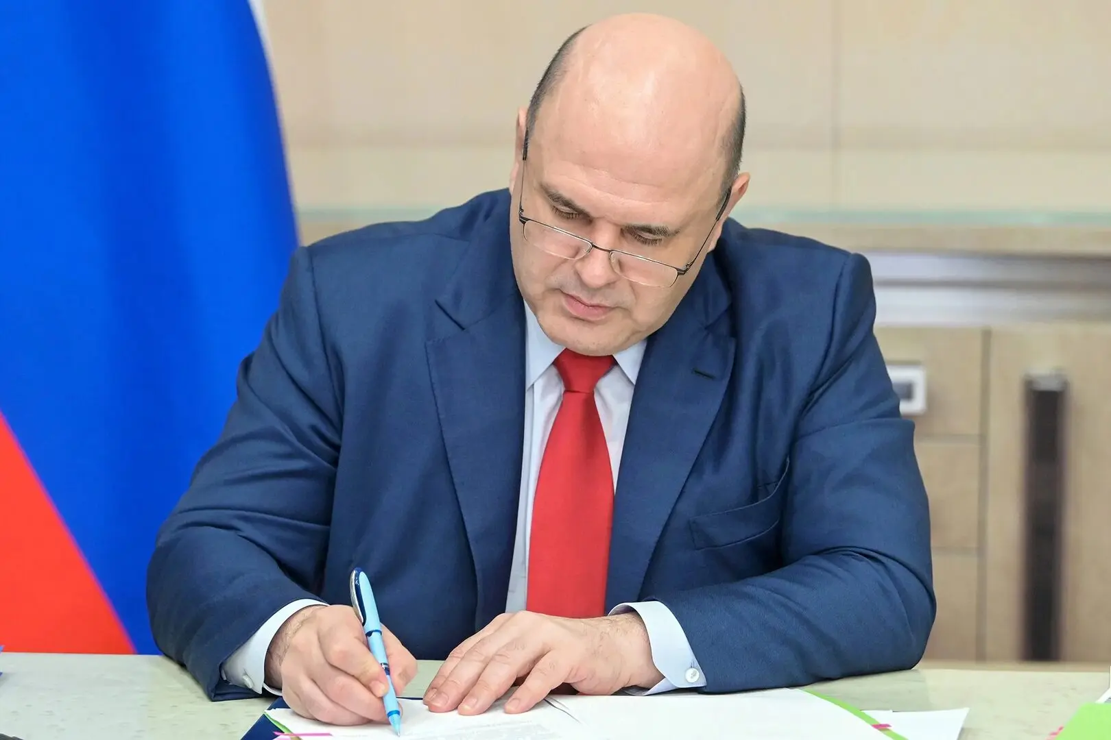 Премьер-министр Михаил Мишустин подписал постановление о поддержке бизнеса, пострадавше...