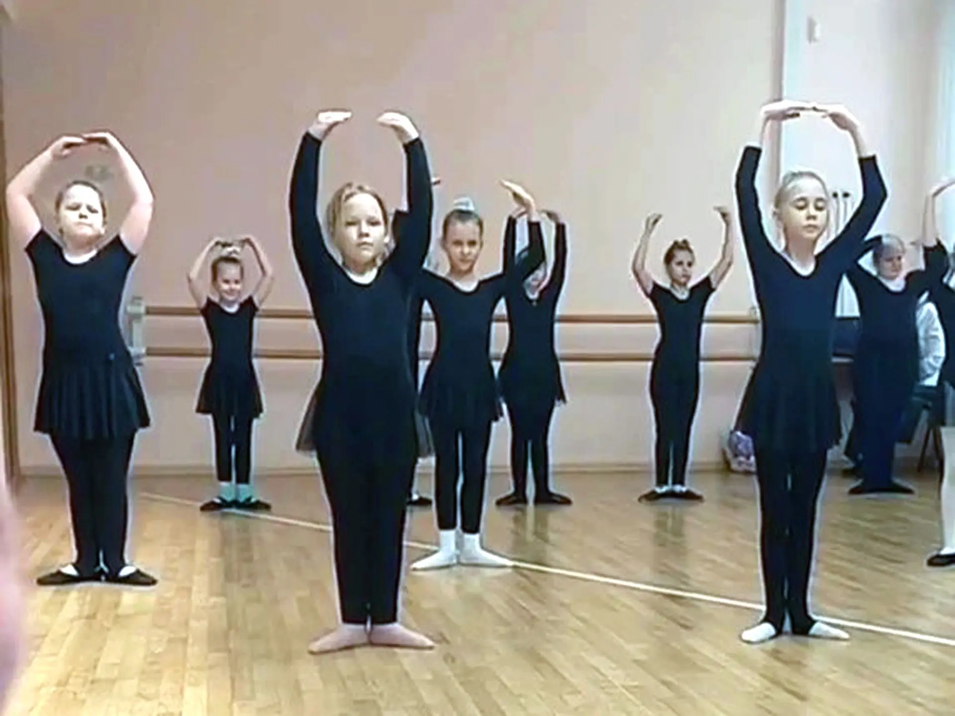 💃 Маленькие звёздочки сцены: успехи «Капелек» ✨  В хореографическом коллективе «Капельки» (младшая г