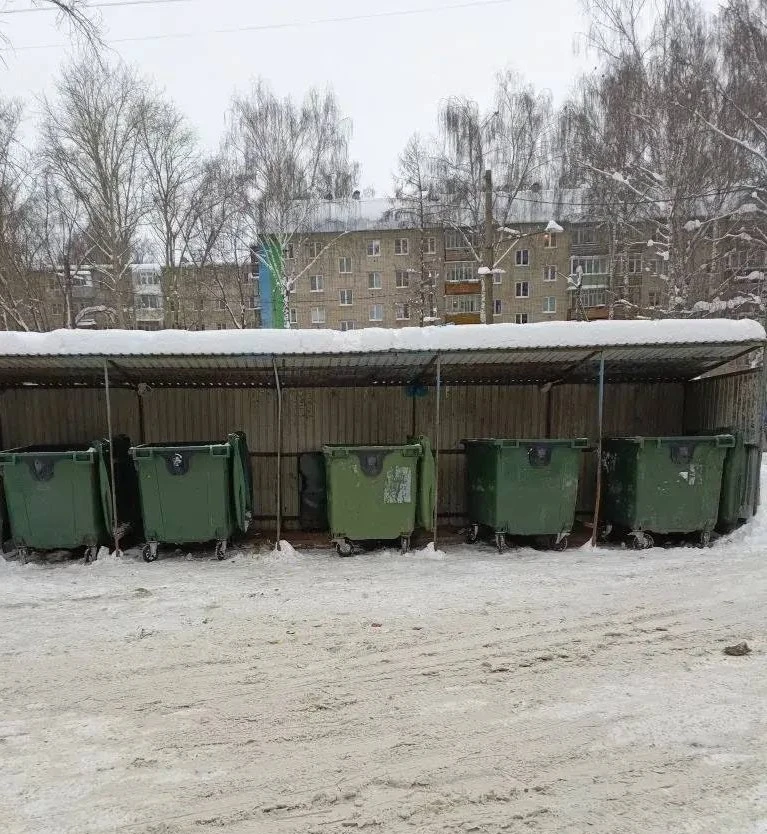 Несмотря на сложные погодные условия, работа продолжается в усиленном режиме. Дворники и спецтехника
