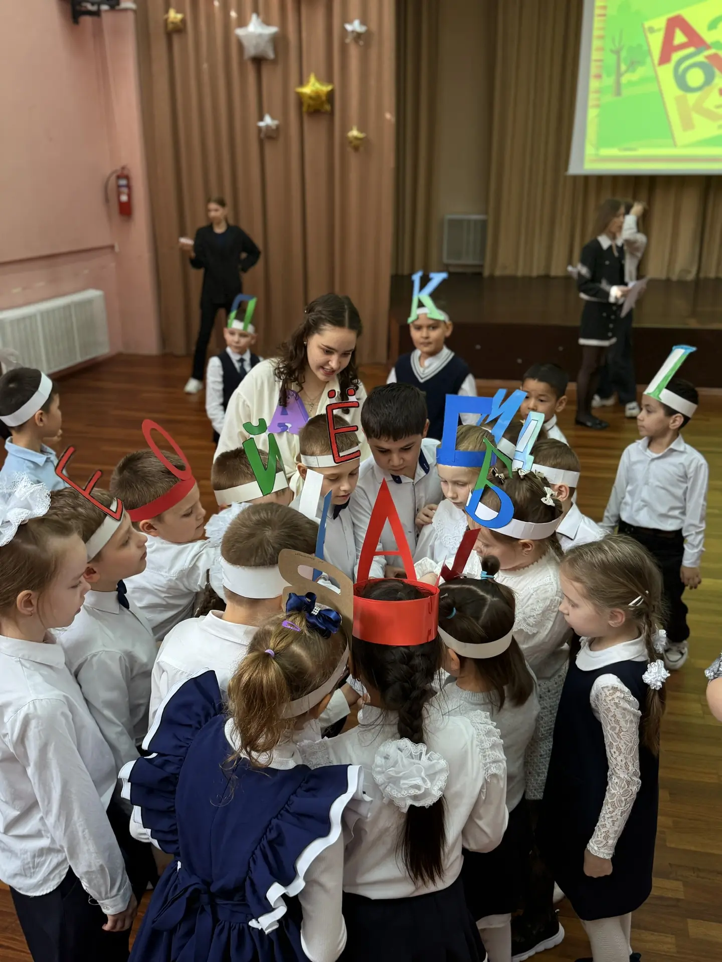 🏫 В МБОУ СОШ №4 прошло прощание с азбукой для первоклассников  🥳 В МБОУ СОШ №4 для учеников 1-го кла