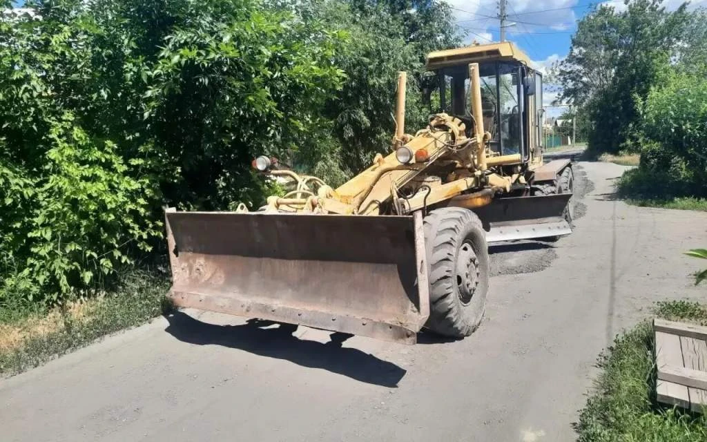 В Шахтах продолжается благоустройство дорог 

В рамках содержания автомобильных дорог с грунтовым ти