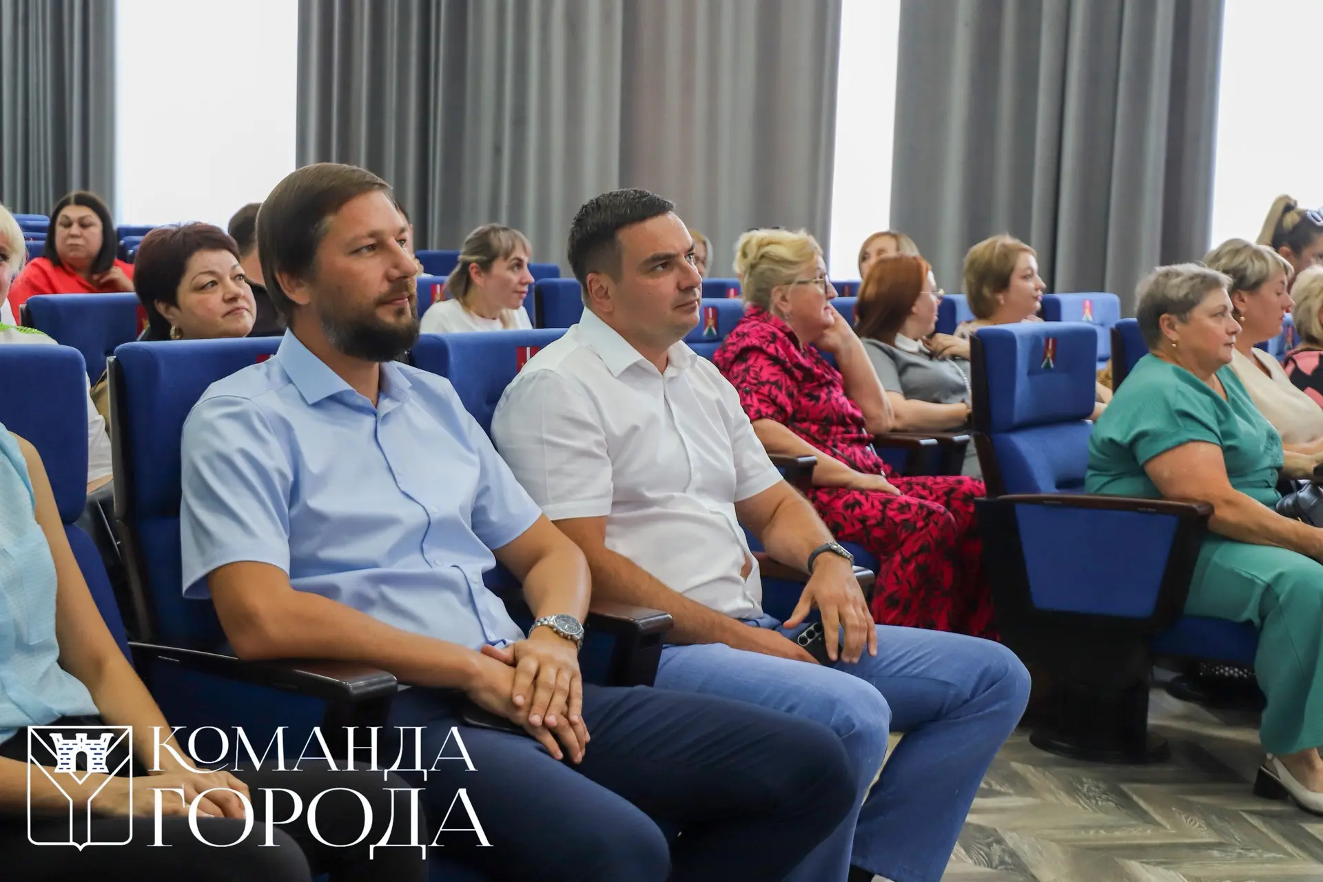В преддверии Дня работника торговли поздравили с профессиональным праздником и наградил...