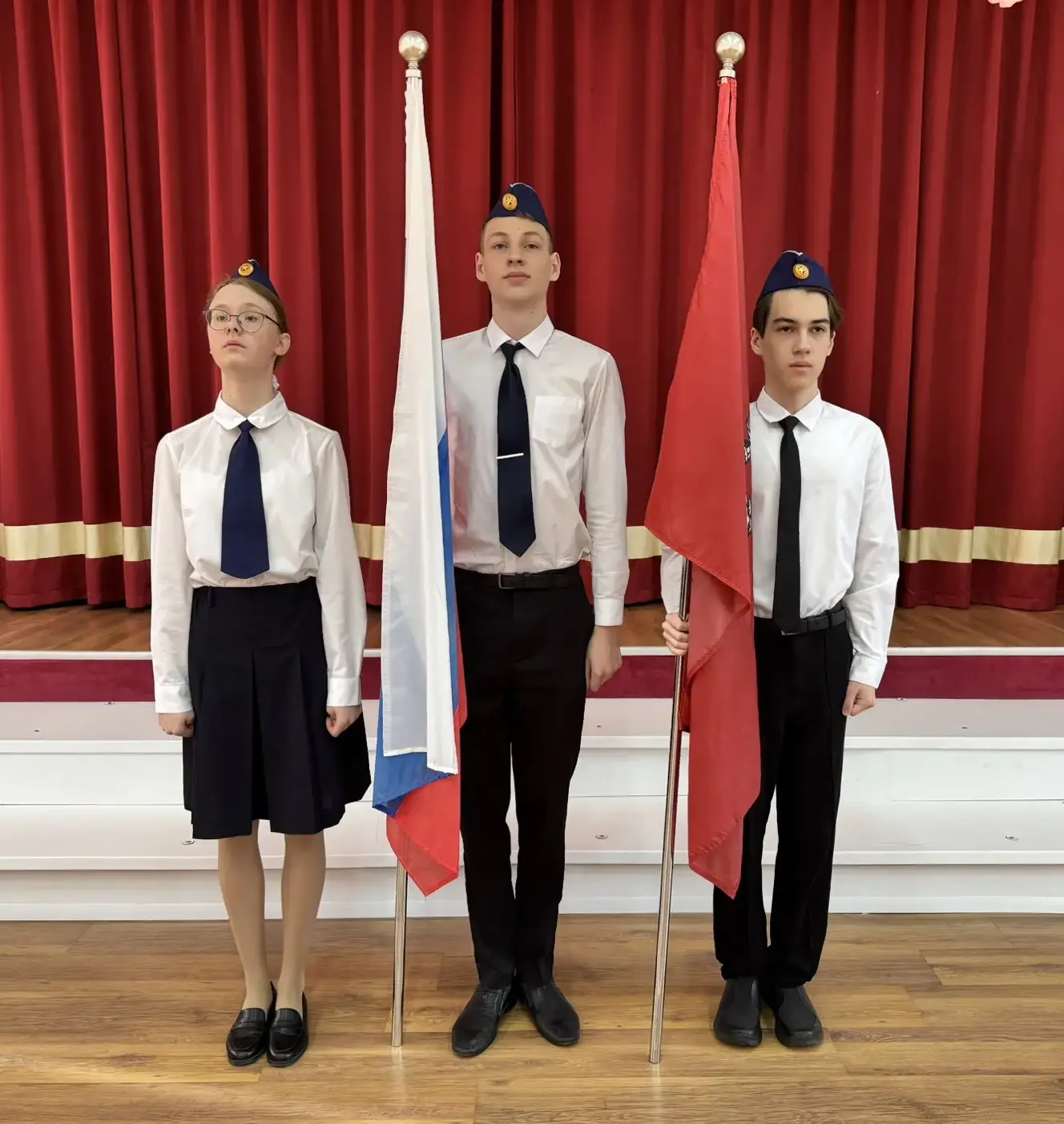 🇷🇺 Равнение на флаг!  Учебная неделя в нашей школе традиционно начинается с торжественных линеек, вы