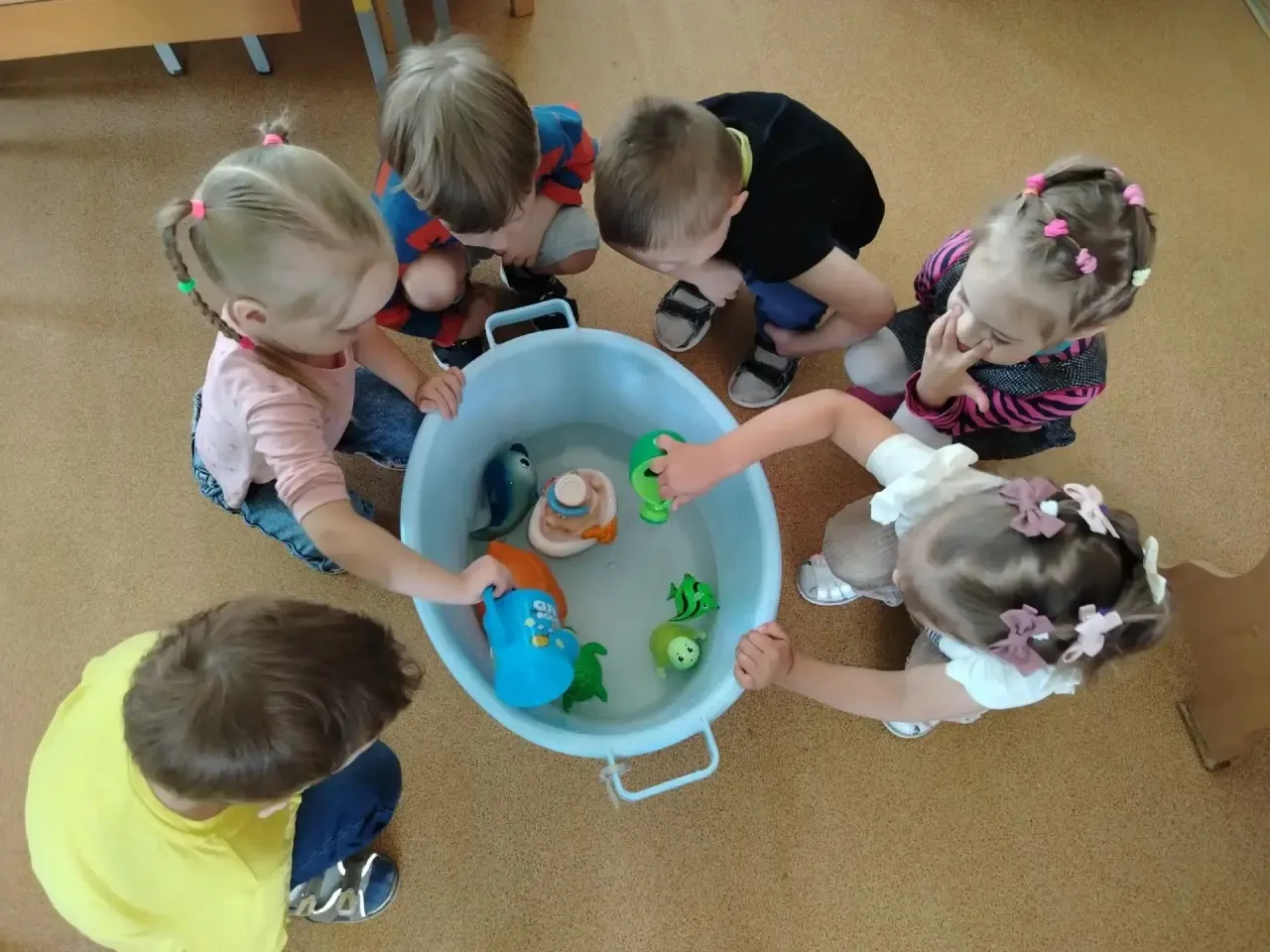 Налила водичку в тазик -
У игрушек банный день!
Собираемся на праздник,
Будем пахнуть, как сирень.
.