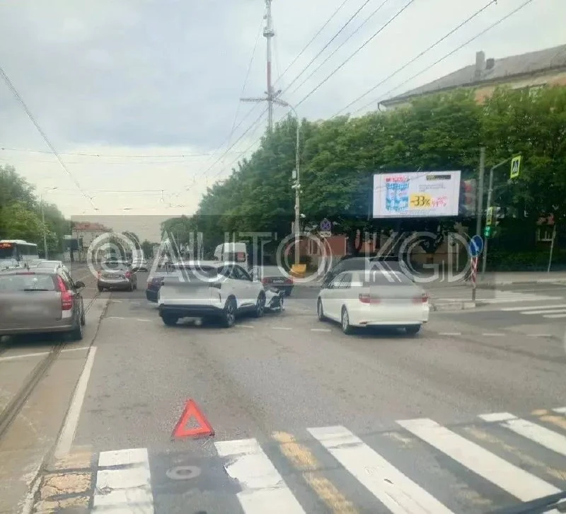 Умудрились уже с утра на пустой дороге. Перекресток Советского и Озерова.

Подпишись на нас 👇