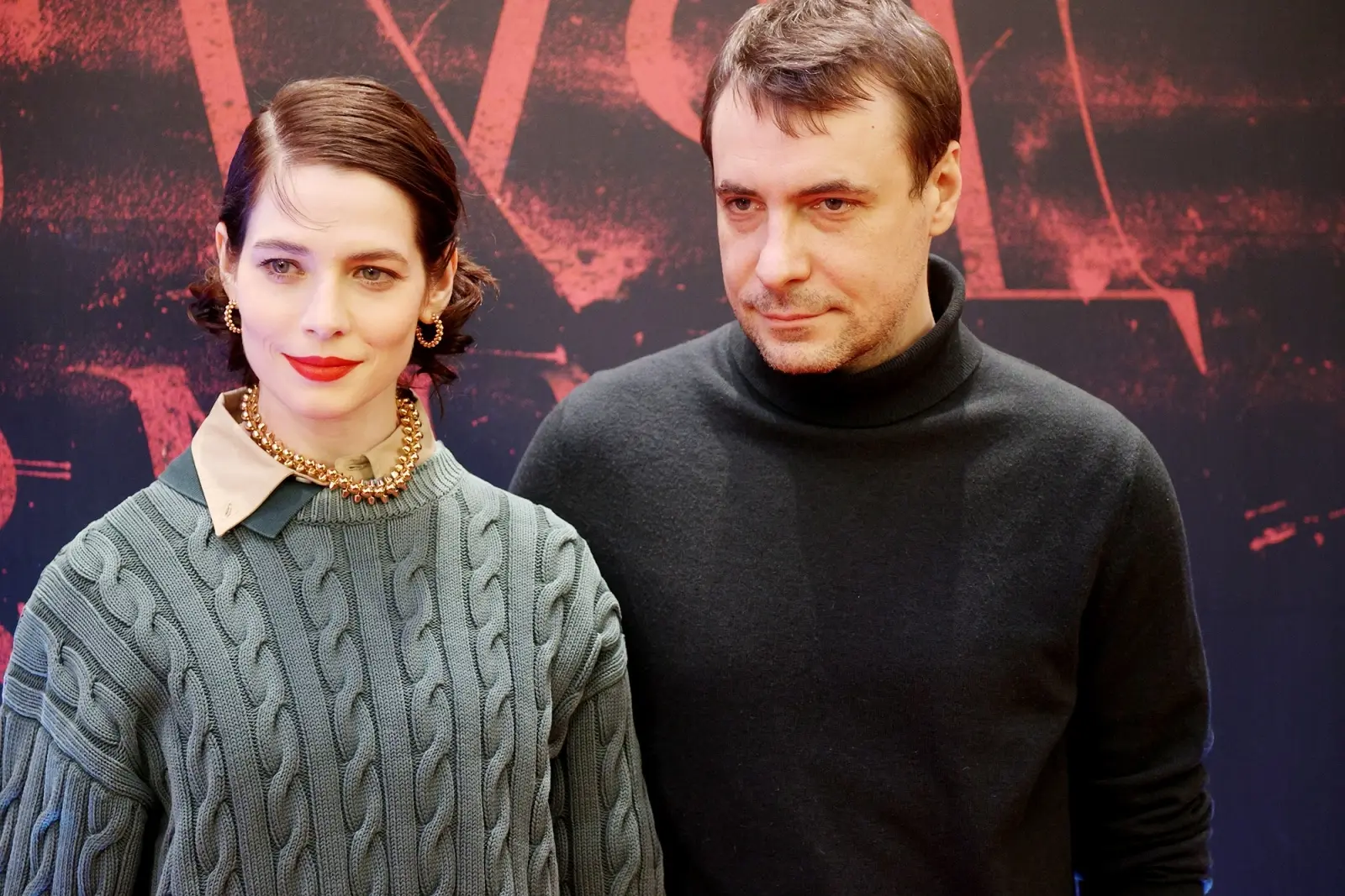 Актриса Юлия Снигирь опубликовала снимки, на которых запечатлена с супругом Евгением Цы...