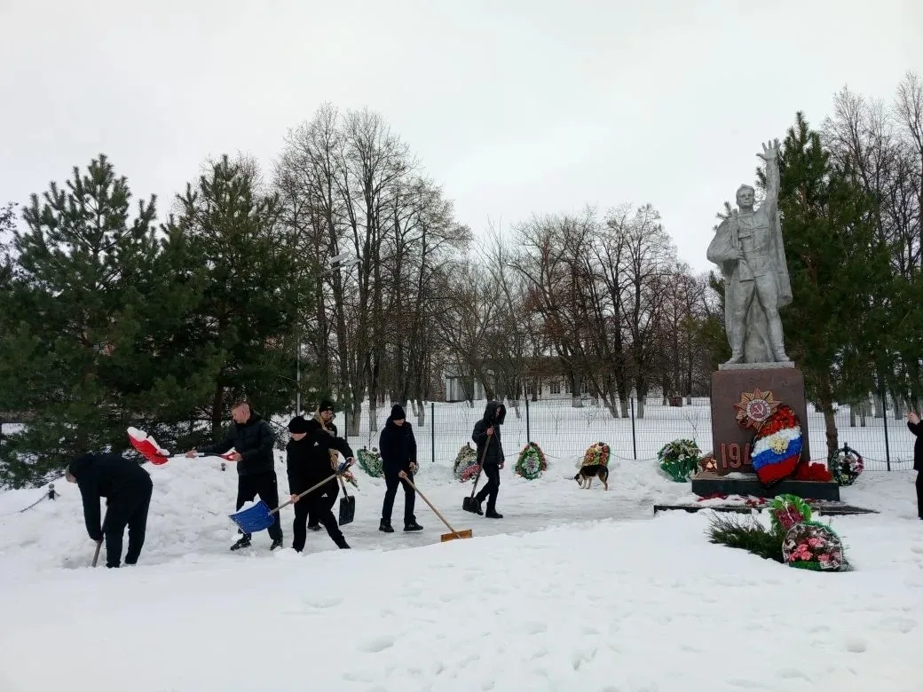 Учащиеся Новокасторенской школы расчистили снег и навели порядок на Братской могиле вои...