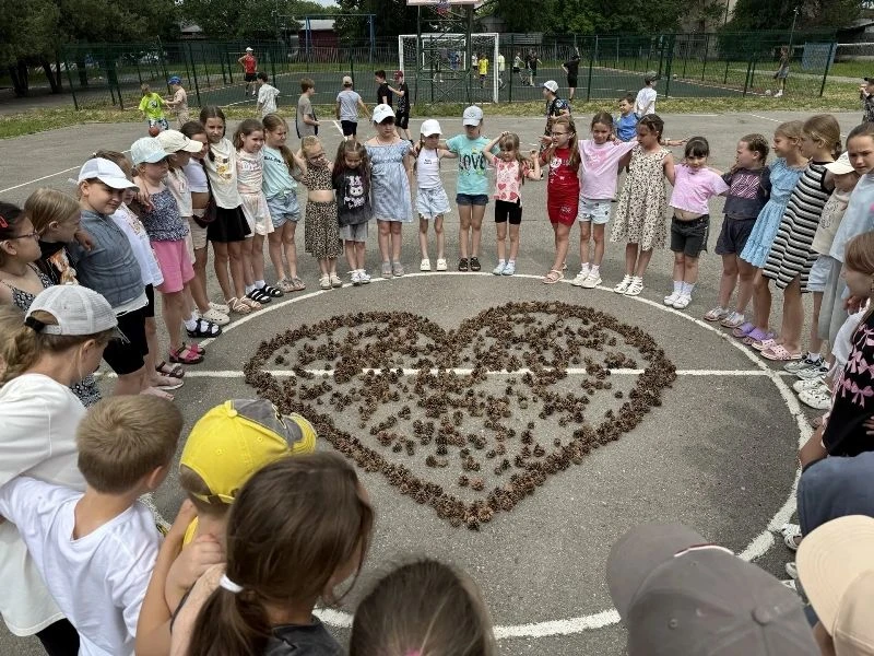 В пришкольном лагере «Радуга» прошла торжественная линейка, посвящённая закрытию первой смены.
 
Две