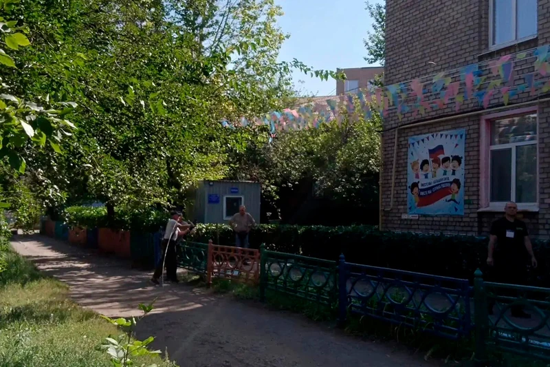 В Алчевске специалисты из Череповца прочистили сети у школ и детсадов