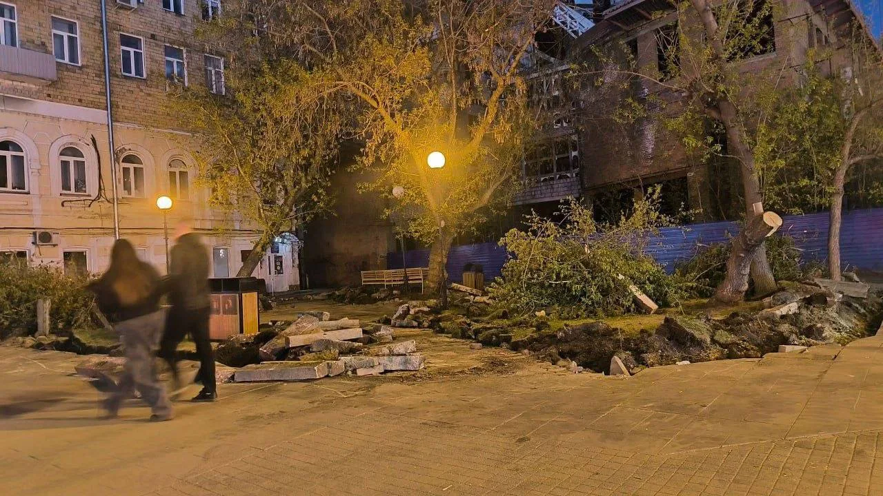 Красноярцы возмущены вырубкой деревьев в сквере на Сурикова.  Оказалось, что убрали только аварийные