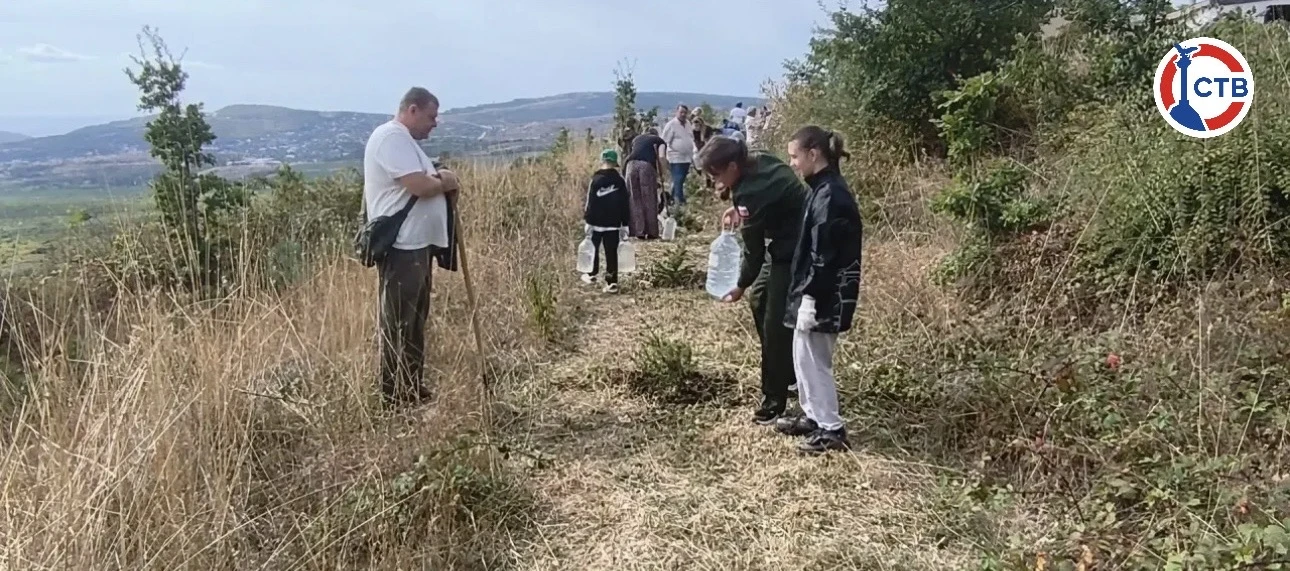 Юные лесники ухаживают за «Садом памяти» в Севастополе