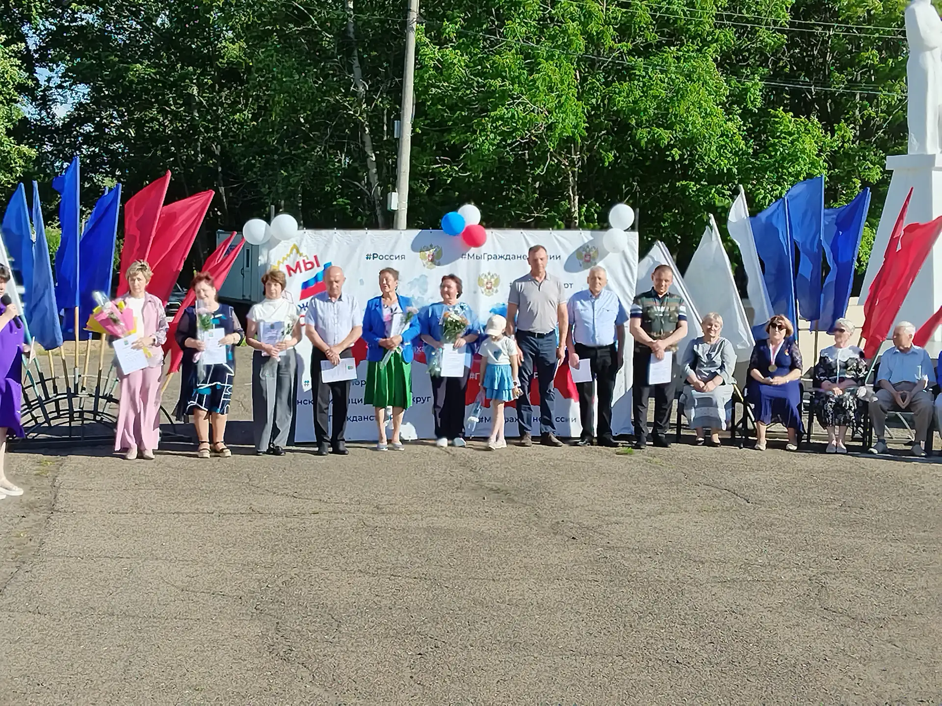 В День России в Архаринском округе обновили Доску почёта и поздравили лучших
 
💥 Архаринский муници