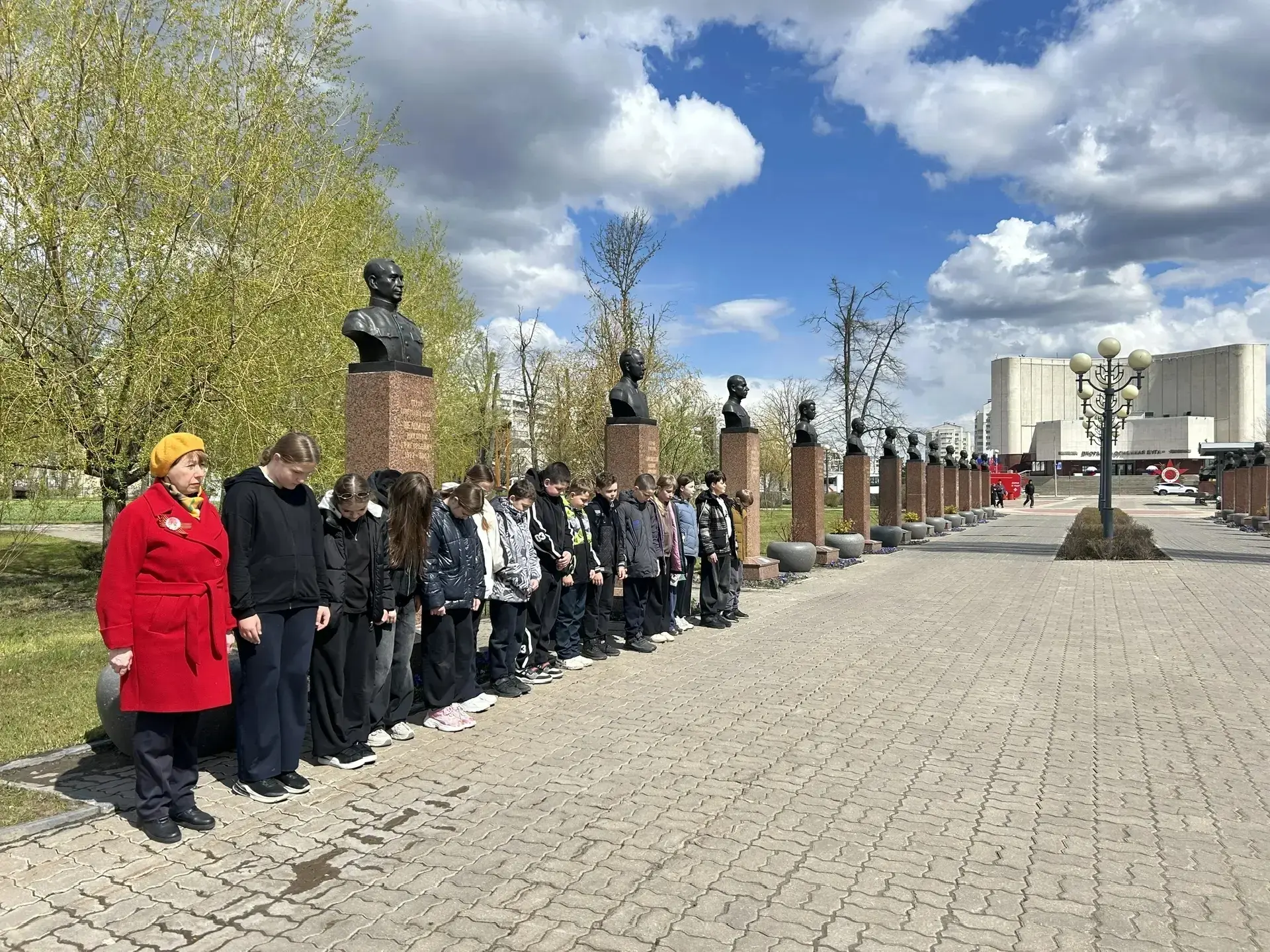 «Поклонимся великим тем годам» – под таким девизом прошёл классный час в 5А классе.   Ребята со свои