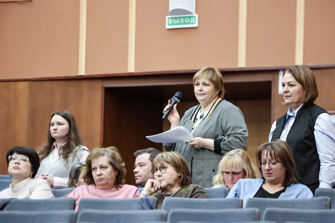 Провел заседание строительного штаба, подробно остановившись на проектах развития инфраструктуры и о