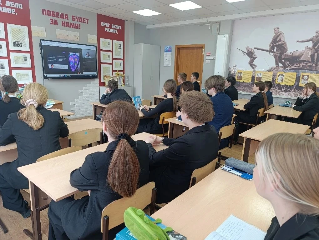 В 8в классе прошёл необычный урок обществознания. Ребята вместе с учителем Егоровой В.В. подключилис