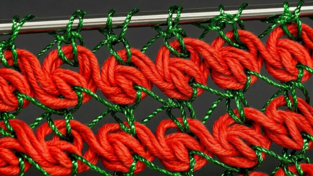 🧶 «Бутоны» — объёмный, но вяжется всего из 1 ряда, раскрывается при чередовании разной пряжи 

📌 И