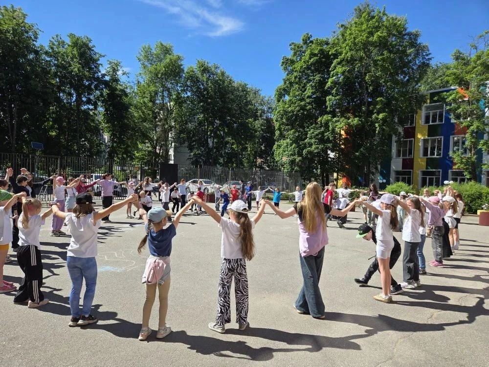 🇷🇺 Украшаем страну вместе: акция «Окна России»!
🇷🇺11 июня ,наши воспитанники ДОЛ  "ДРУЖБА " МОУ 