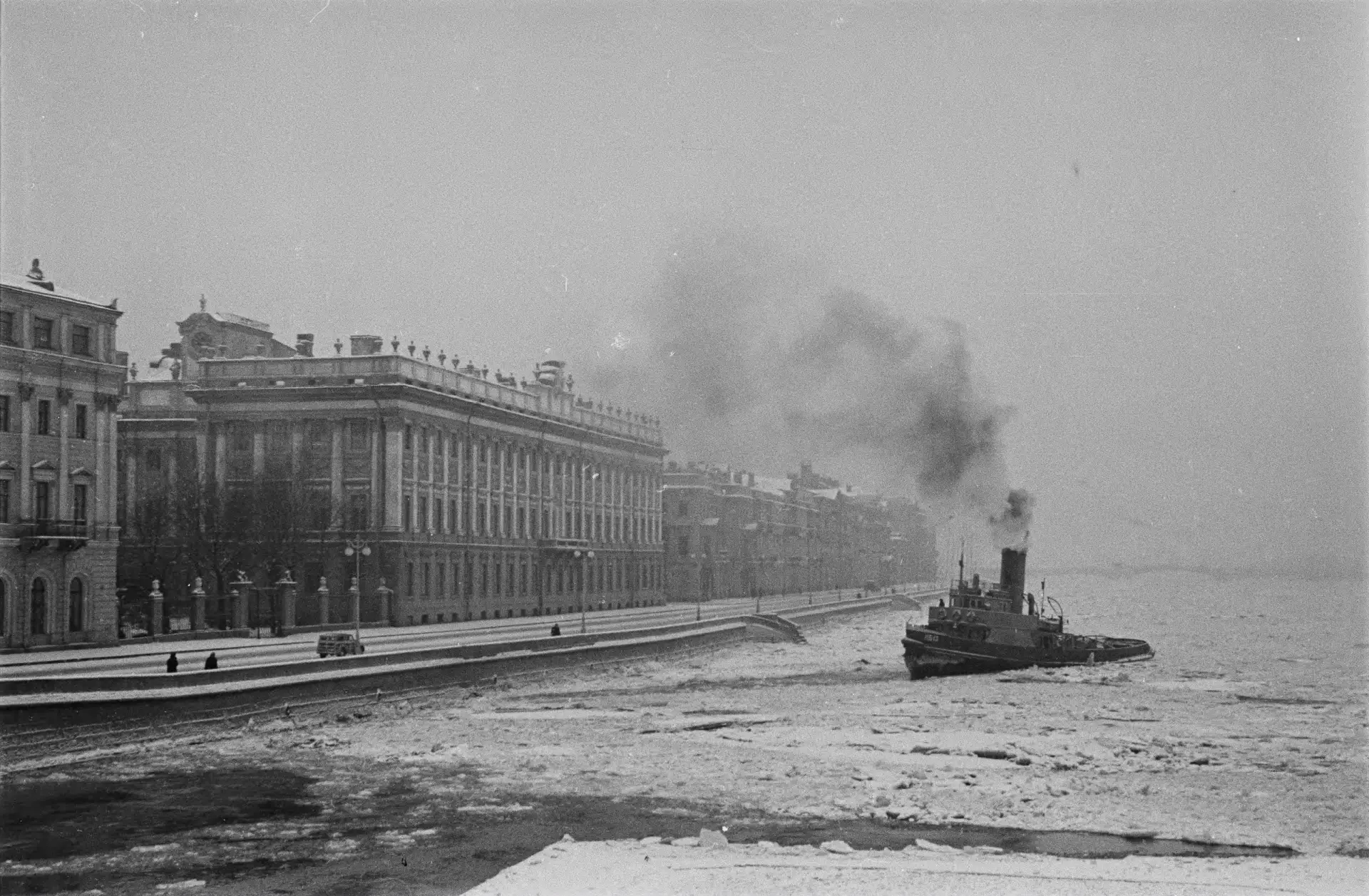 Ретрофото. Баржа вблизи Кировского (Троицкого) моста 

Фото из паблика Ленинград - воспоминания Детс