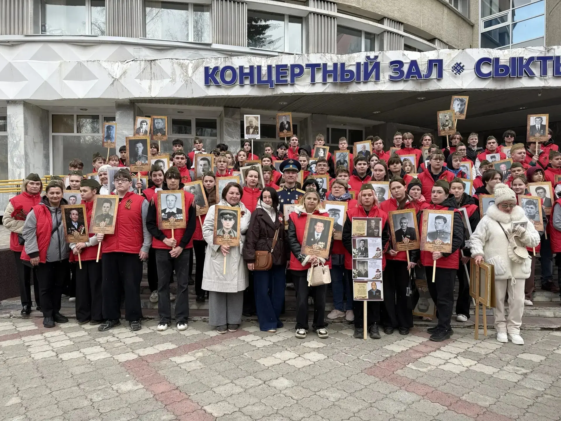 🕊Сегодня, в День Великой Победы, команда ребят школы 24 с гордостью приняла  участие в шествии "Бесс