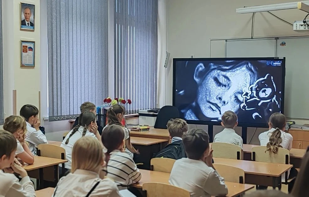 КИНОУРОКИ 🎥  Смотреть и помнить: в преддверии 9 Мая в нашей школе проходят особые кинопоказы  До вел