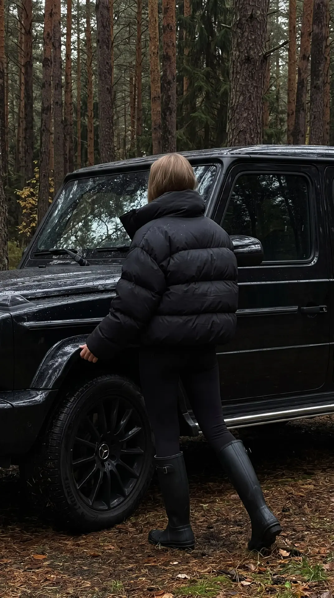 Максимально фотореалистичная атмосферная lifestyle/fashion-фотография, вертикальный фор...