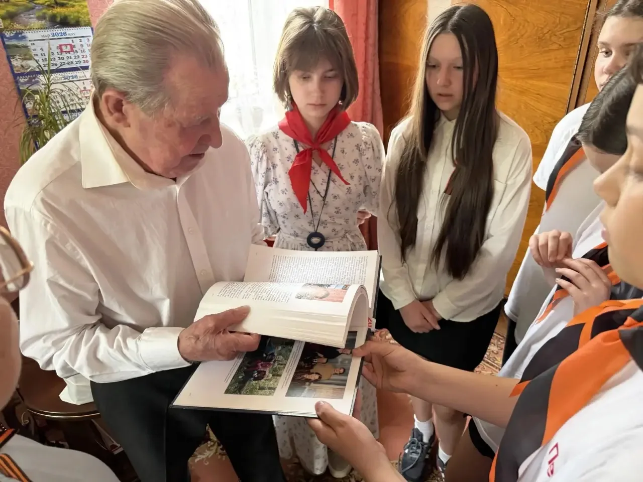 ПОЗДРАВЛЕНИЯ ВЕТЕРАНОВ В КАНУН ВЕЛИКОЙ ПОБЕДЫ  🎖️ Сегодня нашей школе выпала большая честь поздравля