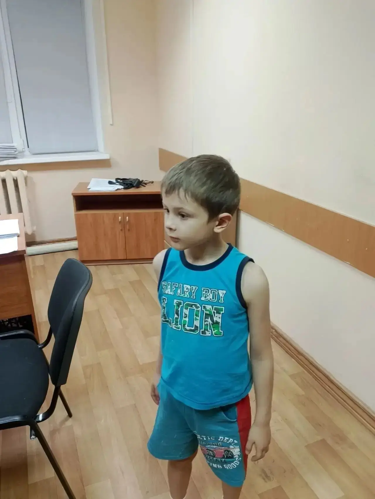 Полиция устанавливает родителей ребенка, найденного прохожим возле торгового центра по ...