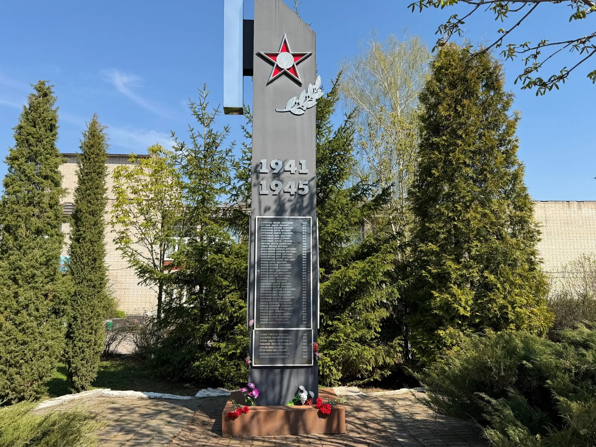 🇷🇺 Память поколений: юнармейцы школы возложили цветы к памятнику  В преддверии Дня Победы юнармейцы 