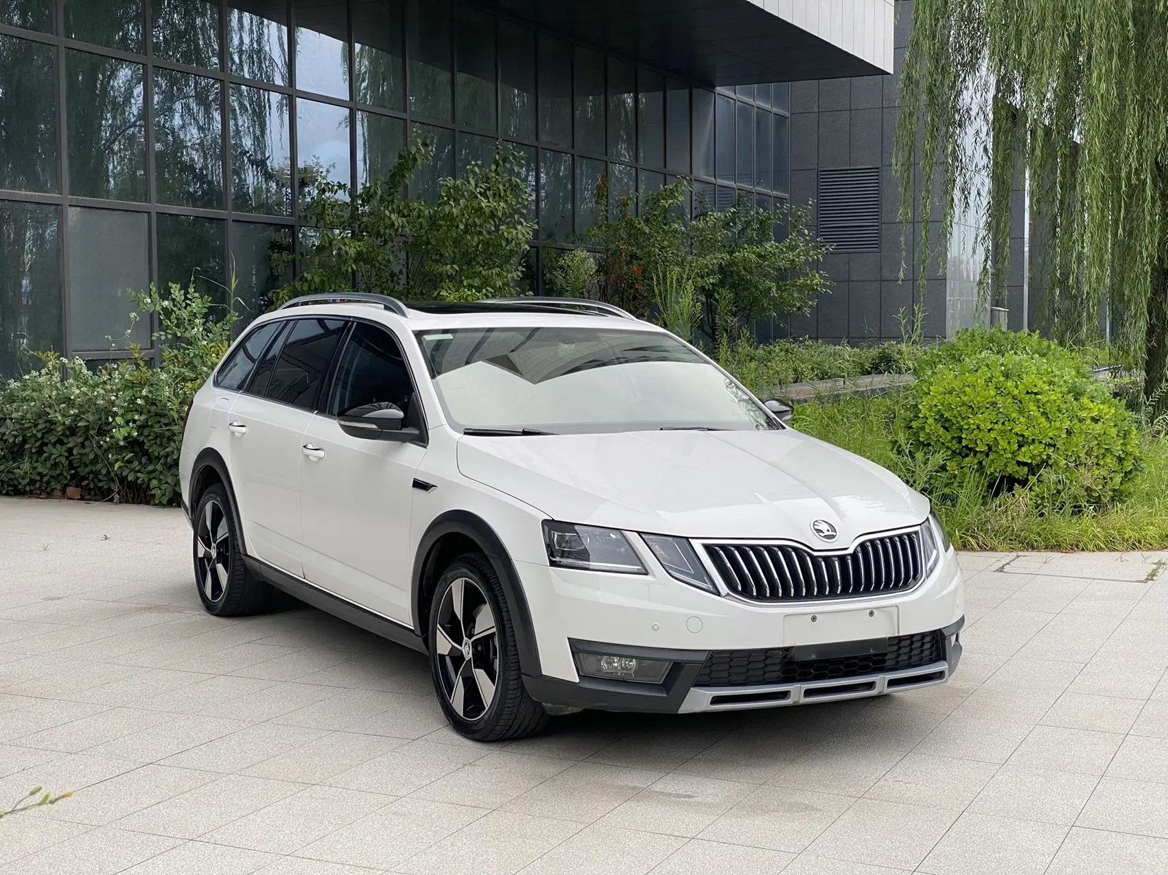 🔥 Skoda Octavia Combi Luxury Edition — универсал для семьи и бизнеса!