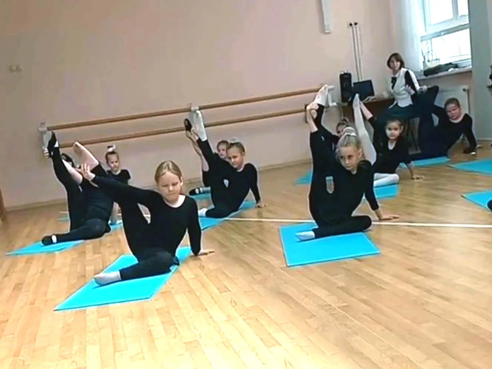 💃 Маленькие звёздочки сцены: успехи «Капелек» ✨  В хореографическом коллективе «Капельки» (младшая г