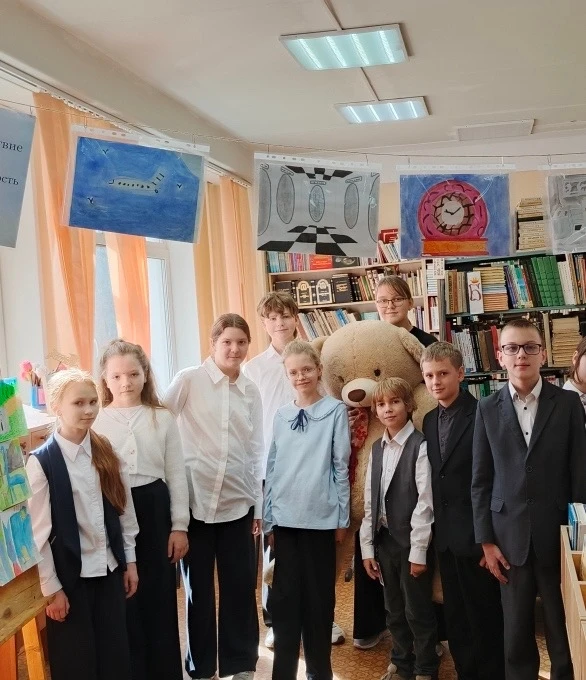 🎨Ученики 5 «А» побывали в библиотеке на выставке «Осень фантастическая. Машина времени...