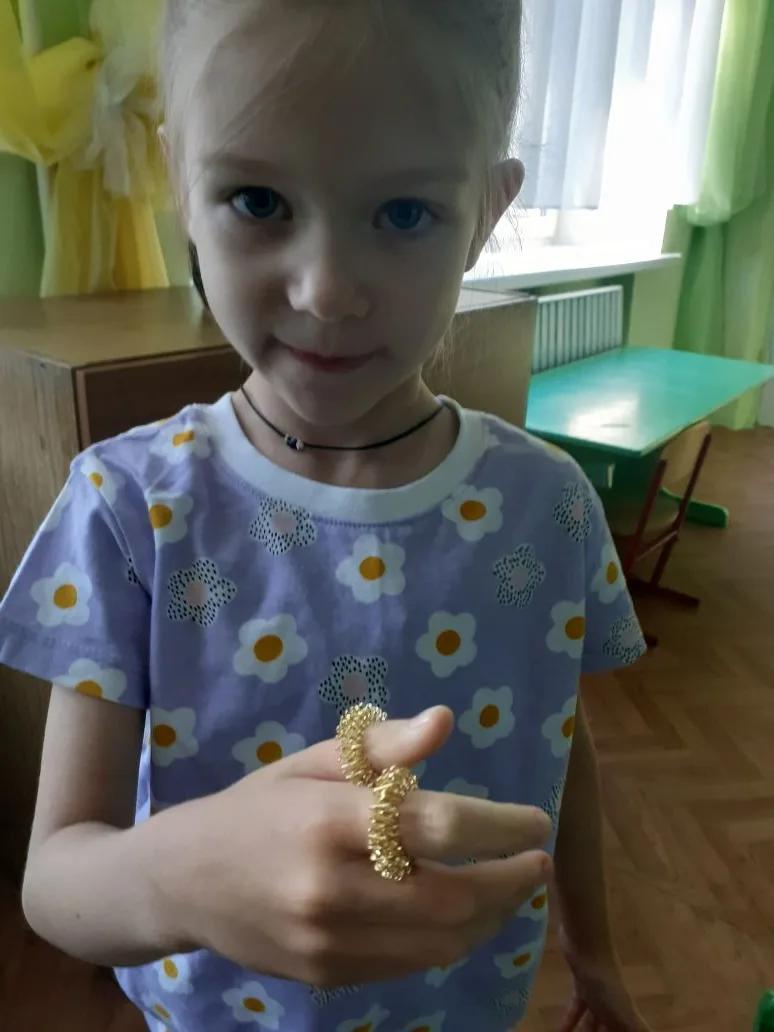 Девочки и мальчики развивают пальчики: