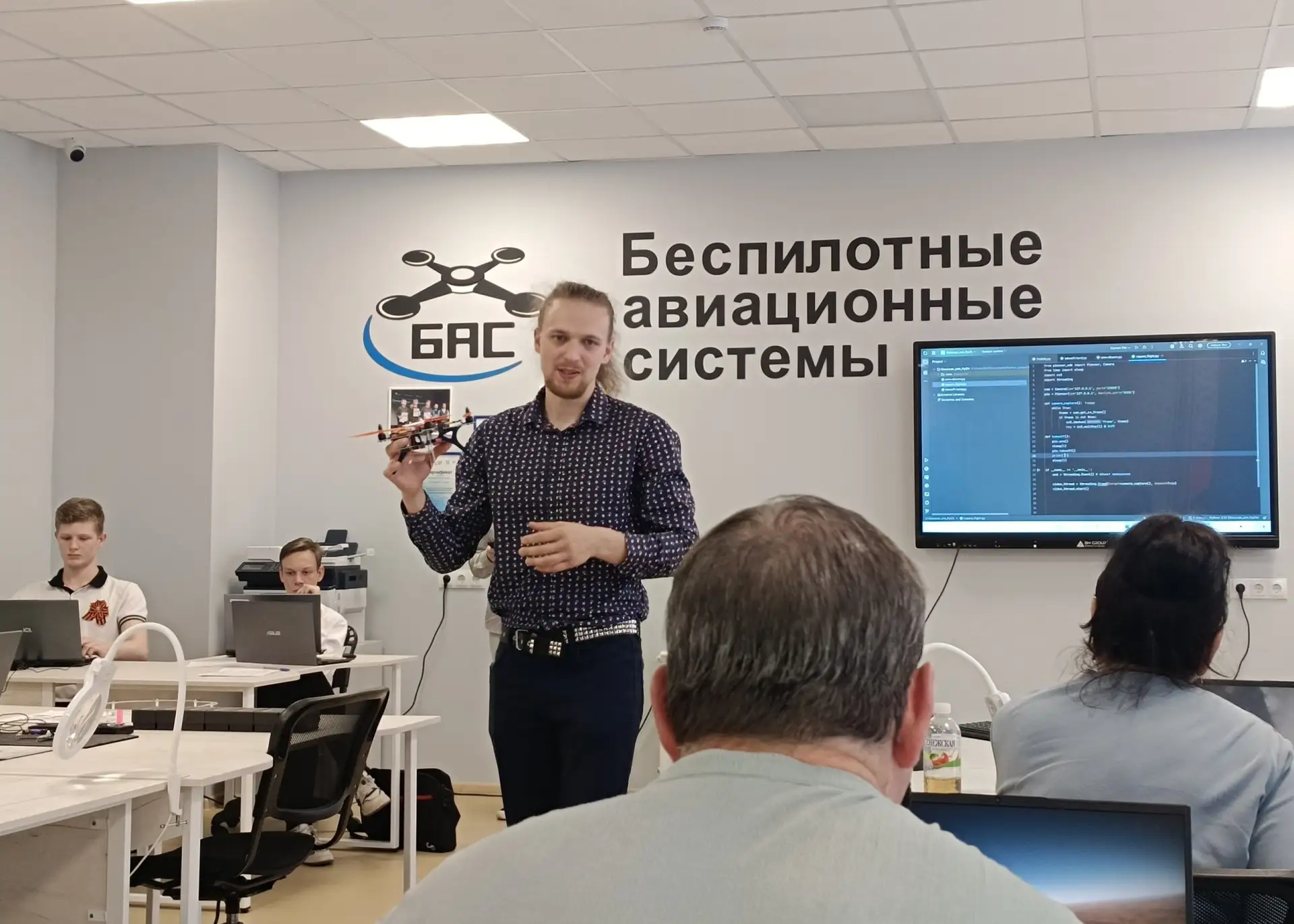 7 мая в школе № 77 города Саратова состоялся мастер-класс «Основы программирования беспилотных летат