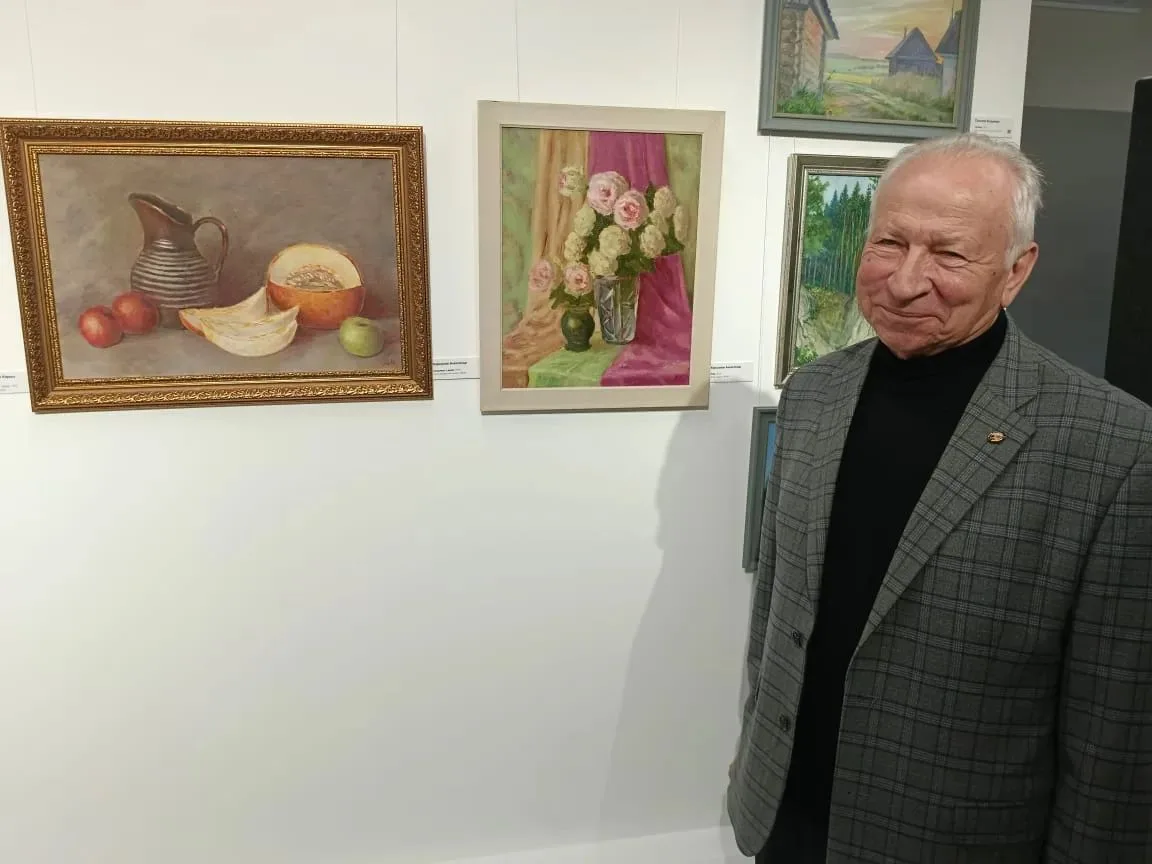 Мастихин, тюбики масляной краски, кисти, мольберт и палитра заместили геологические кар...