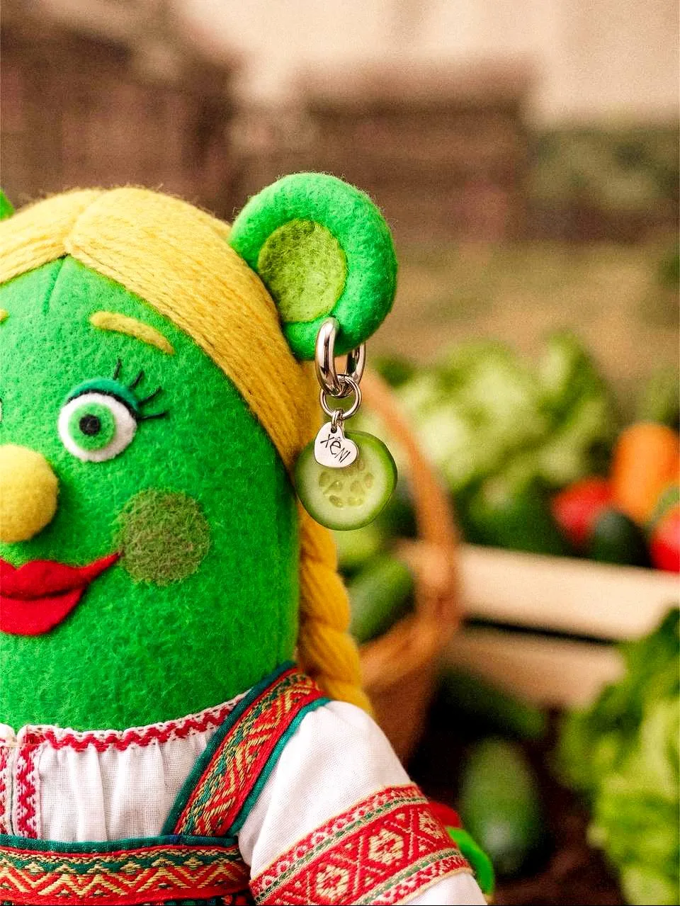 🥒Xeni превратил огурцы в украшение за 3000 рублей.
Бренд Xeni выпустил серьги в виде огурцов и приу