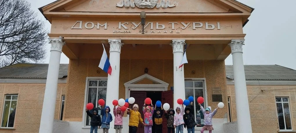 Одним из главных мест в нашем селе  является Дом культуры.  Здесь работают замечательны...