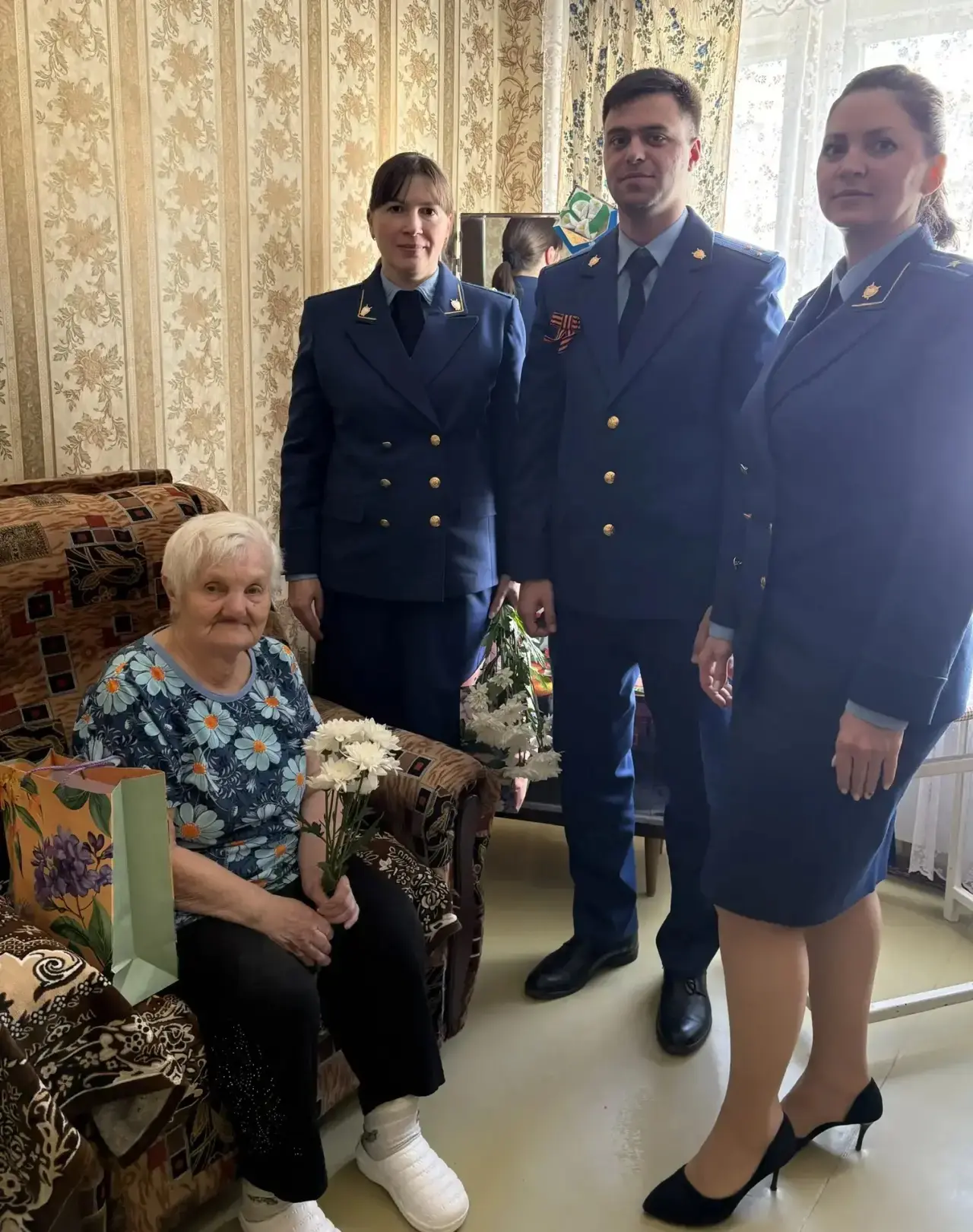 В День Великой Победы работники прокуратуры города Пскова навестили ветеранов.