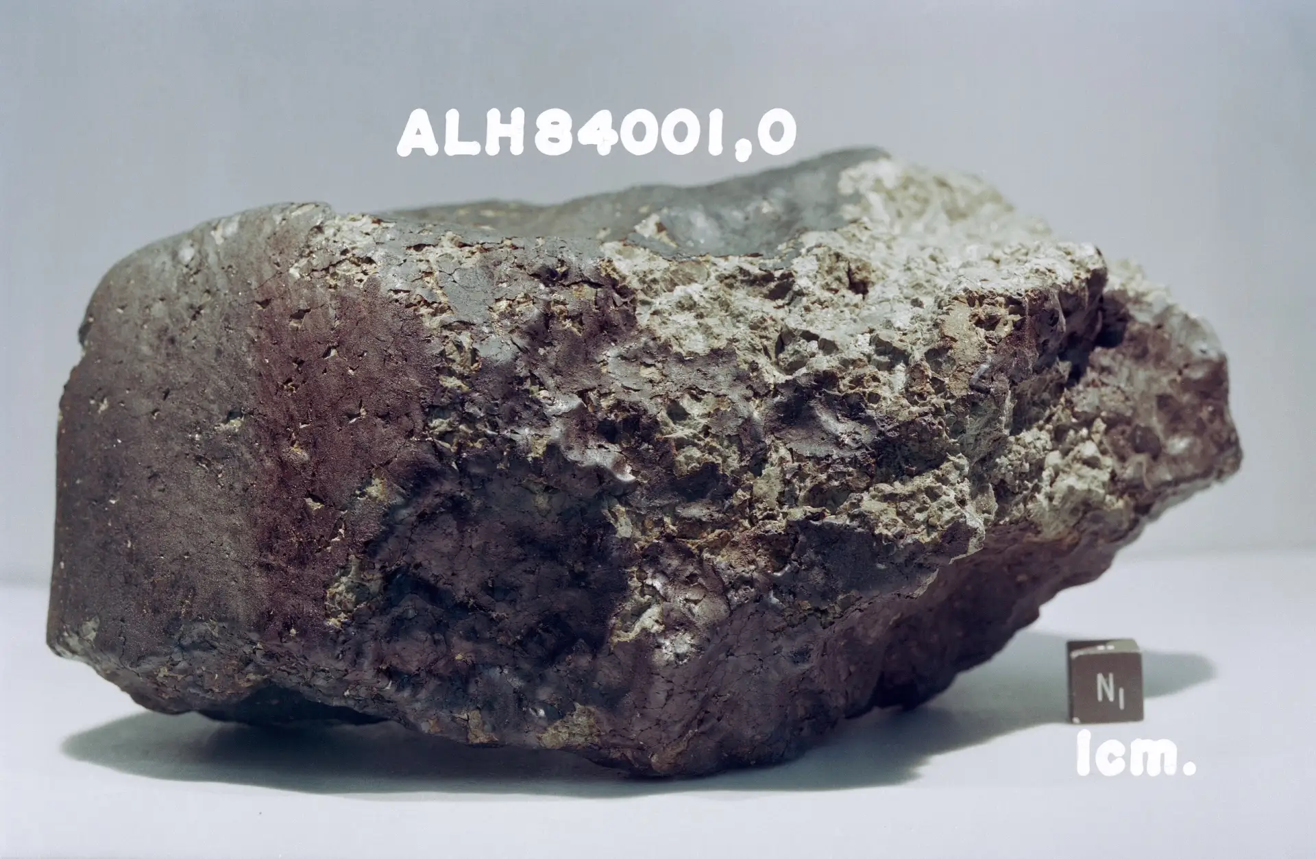 Метеорит Аллан Хиллс 84001 и поиски следов марсианской жизни

Метеорит был найден в 1984 году участн