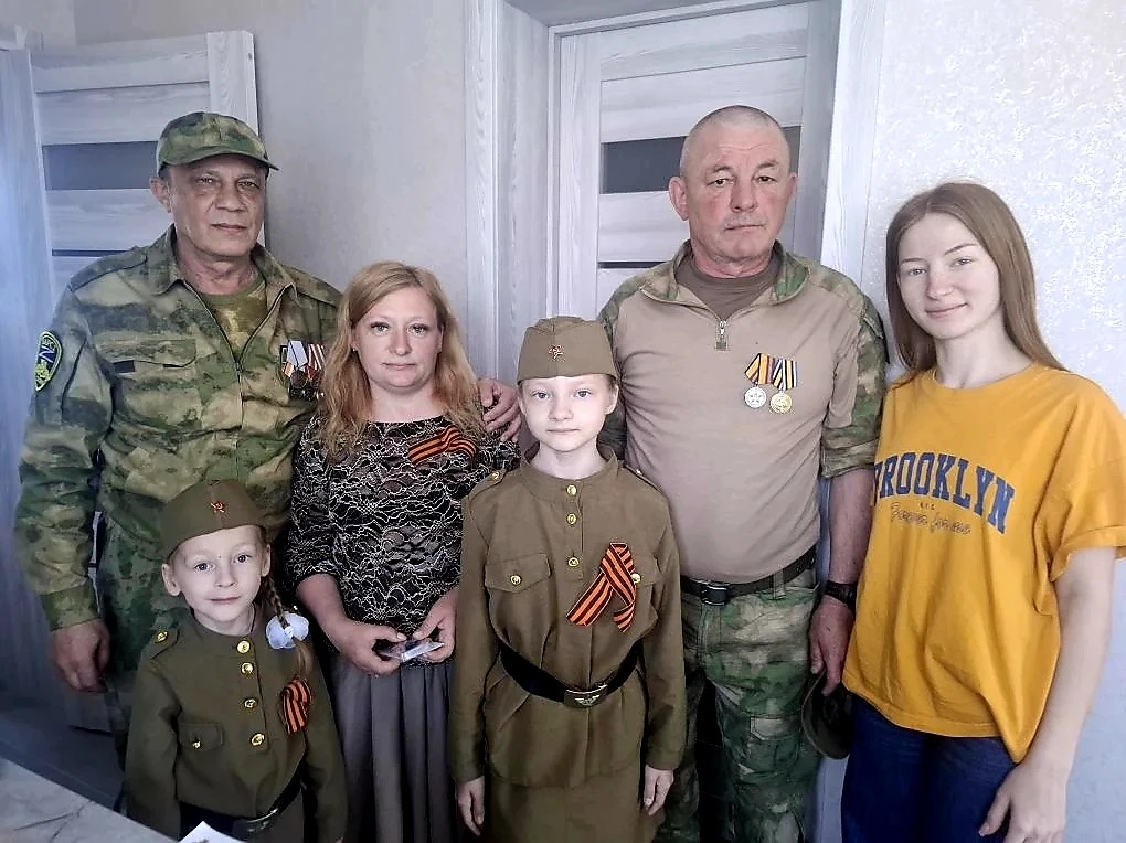 Памятная медаль - вдове героя СВО  В день Великой Победы ветераны СВО от имени Динского районного от