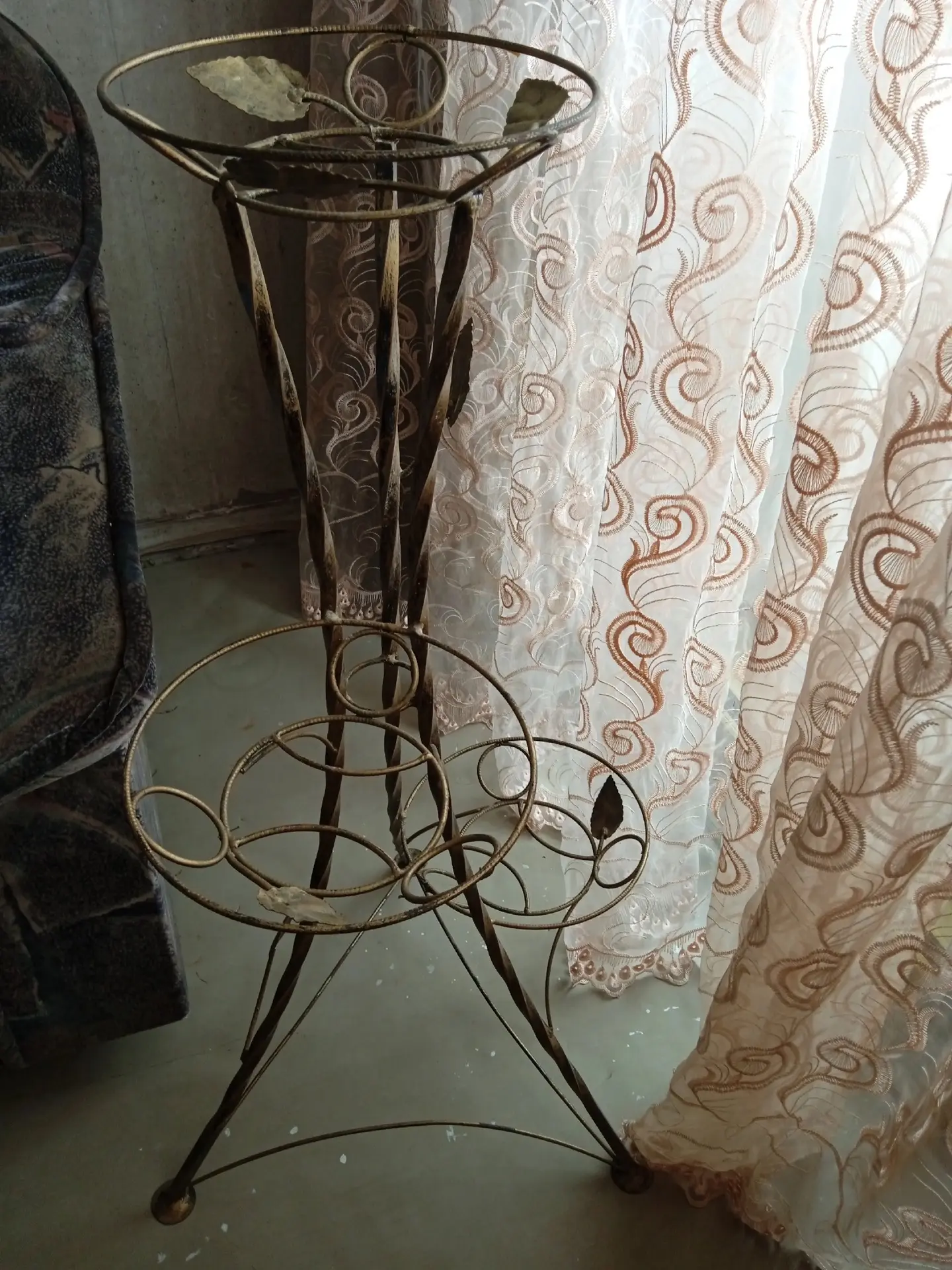 Продам подставку под цветы! Холодная ковка. Цена 2000₽. Донецк, Текстильщик. +794934826...