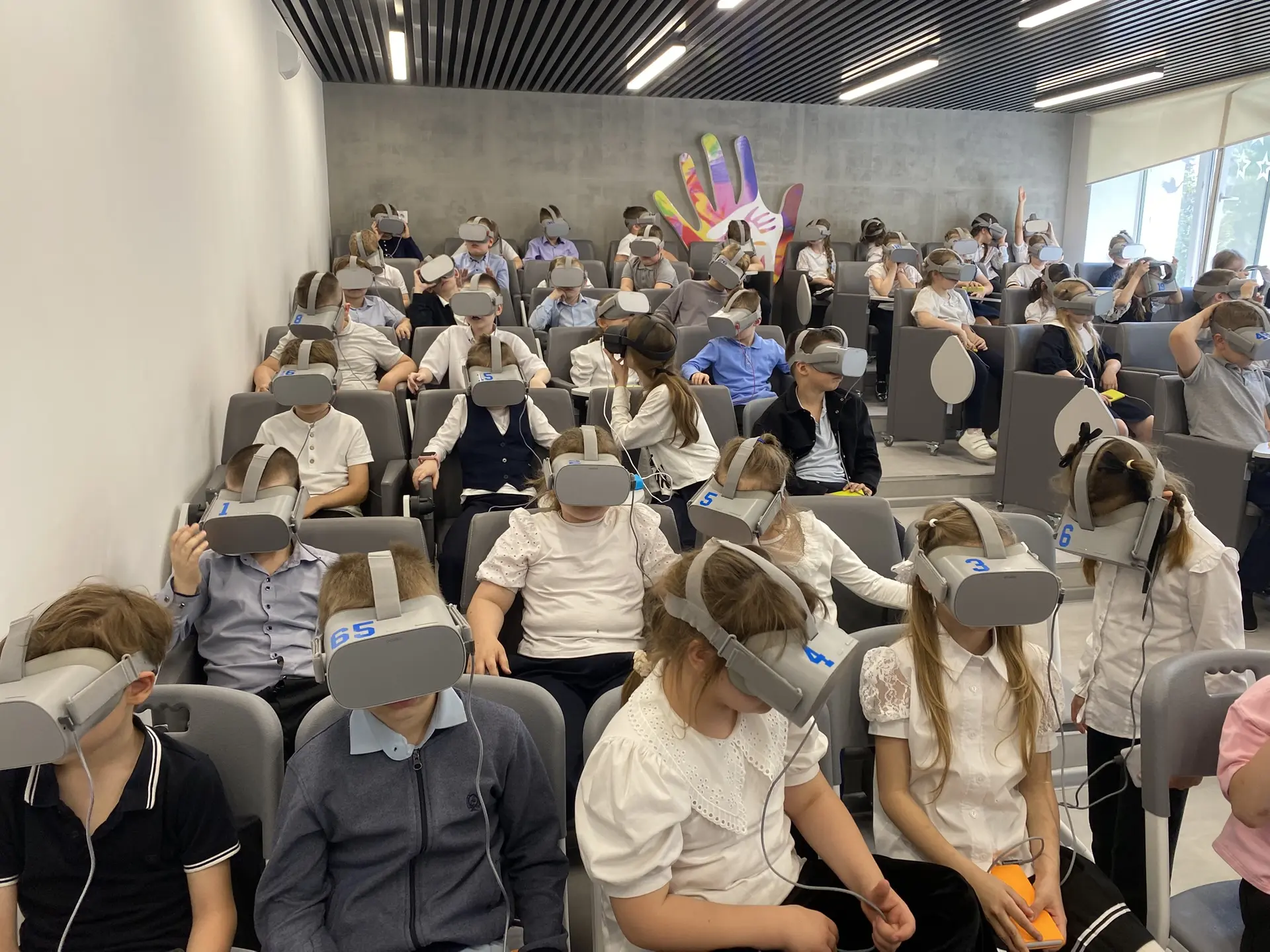 🕶️ VR-путешествие для  школьников: космос, Африка и горки!  Ученики 1–6 классов нашей гимназии побыв