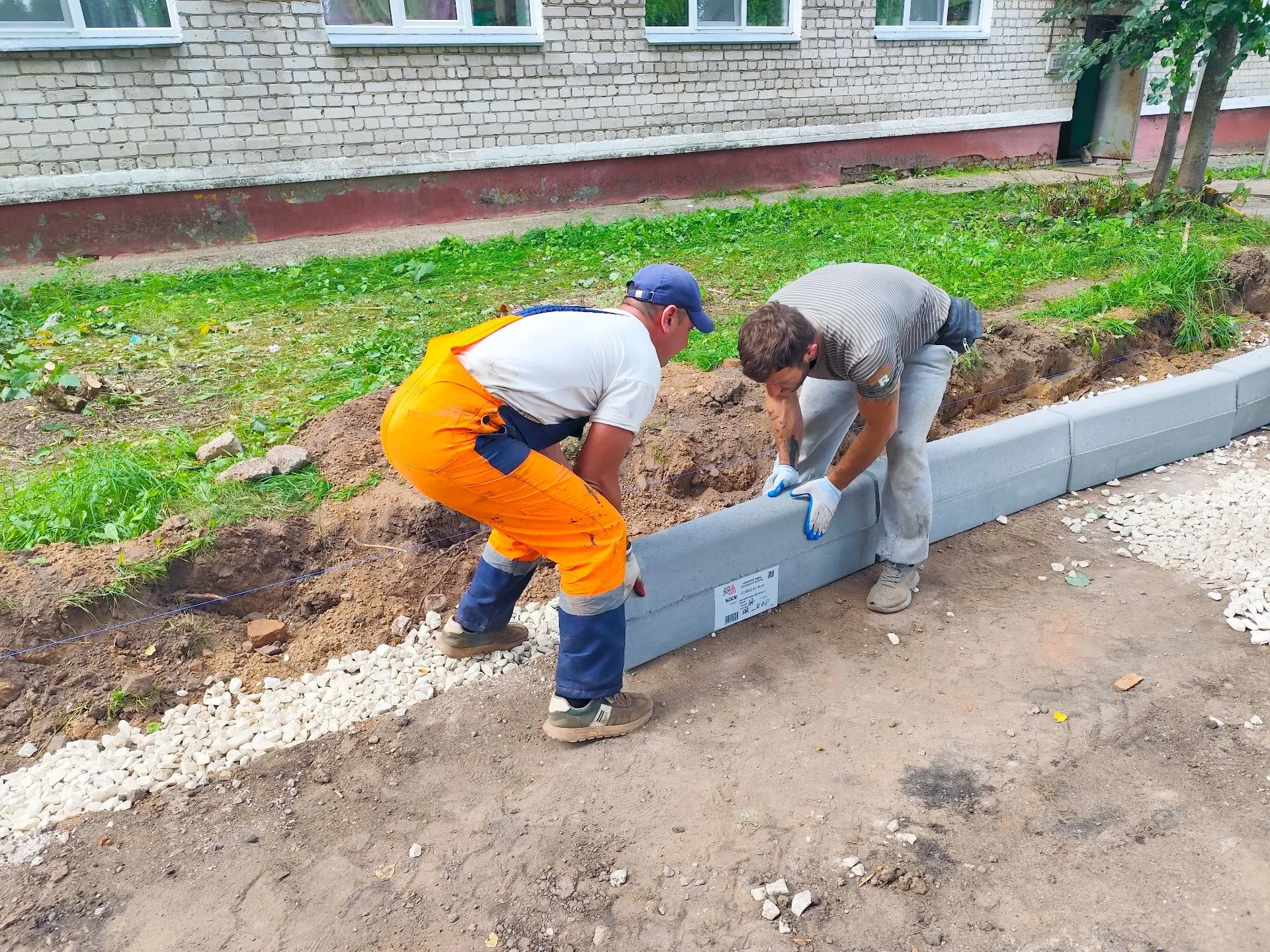 На Спортивной улице идёт подготовка к установке бордюров