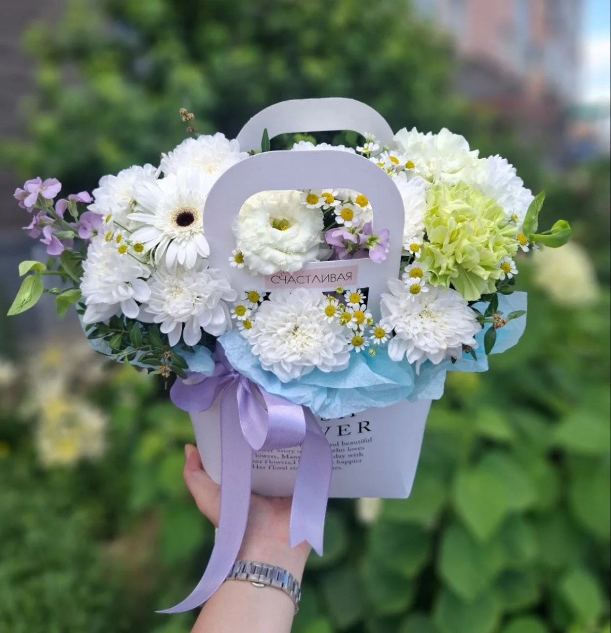 Летняя сумочка ☀️🌸

Нежные цветы, аккуратная форма и немного летнего настроения в каждой детали. Вс