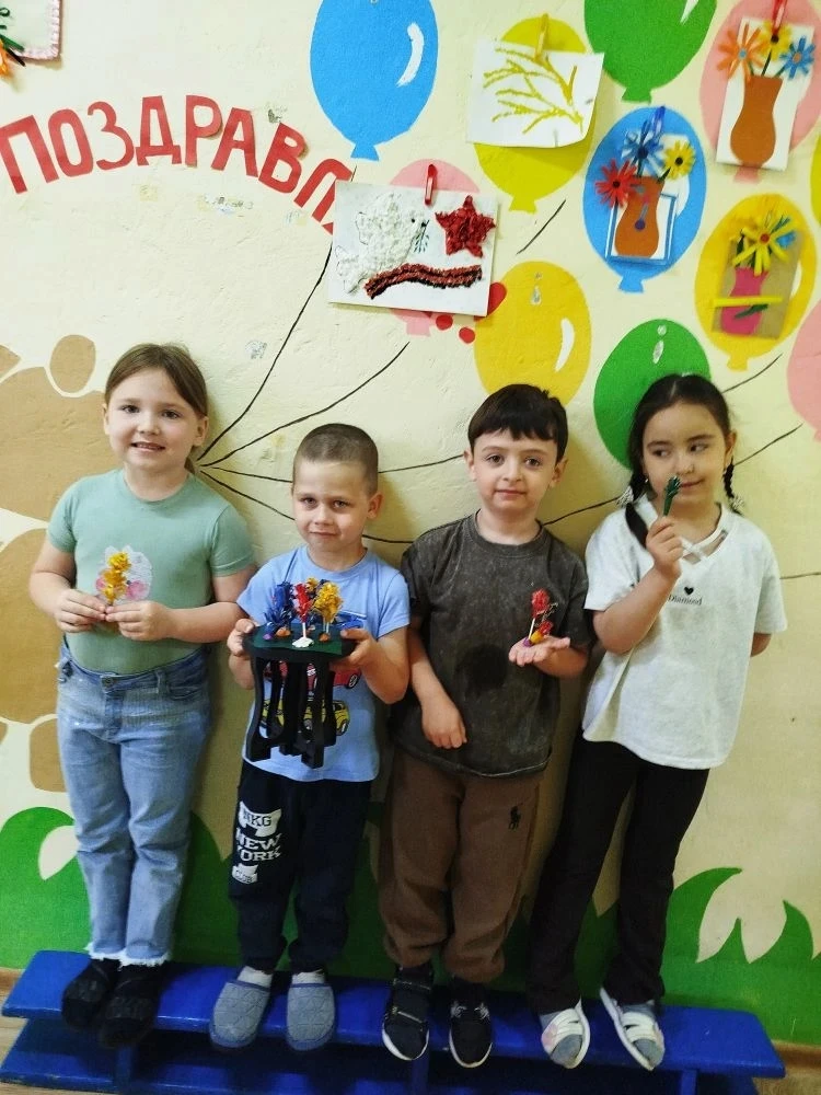 Старшая группа.  Аппликация : "Весенние цветы" Подделка из бумаги. Продолжаем работать ...