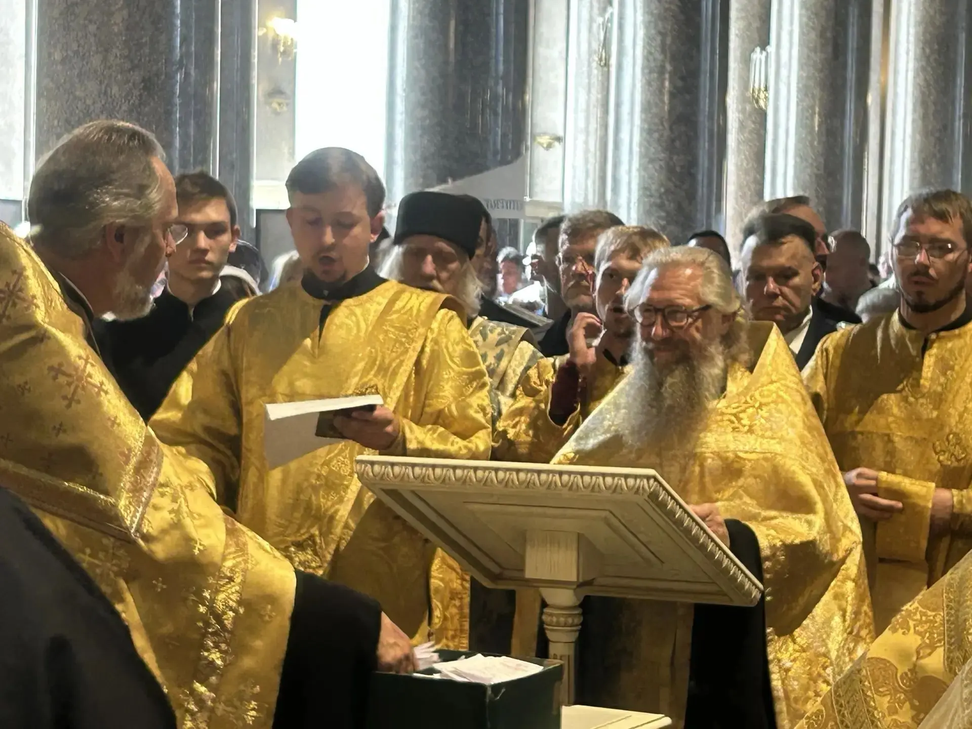 Духовенство Санкт-Петербургской епархии ежедневно совершает молебны с акафистом святите...