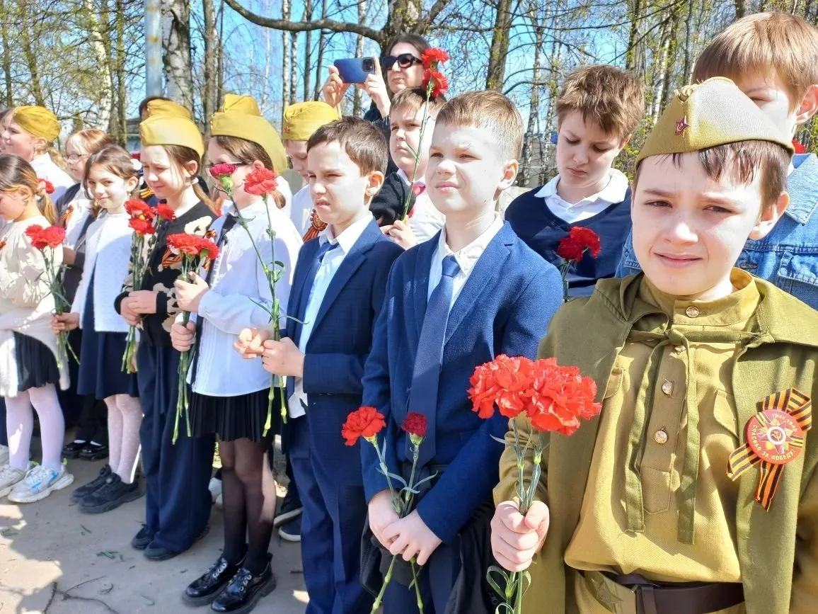 🪖 Торжественная «Вахта памяти» у обелиска «Знамя»  4 мая учащиеся школы № 2 приняли участие в торжес