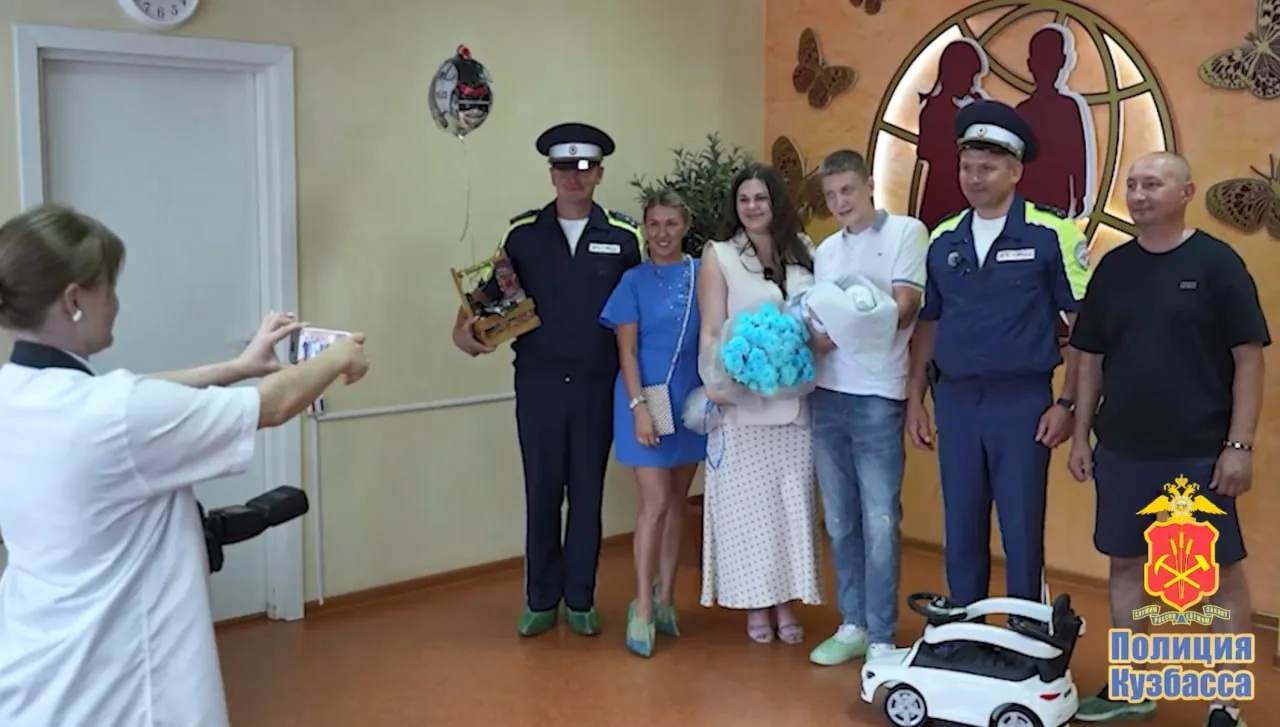 В Кузбассе сотрудники ГИБДД оказали помощь женщине, спешившей в роддом. Она ехала из Но...
