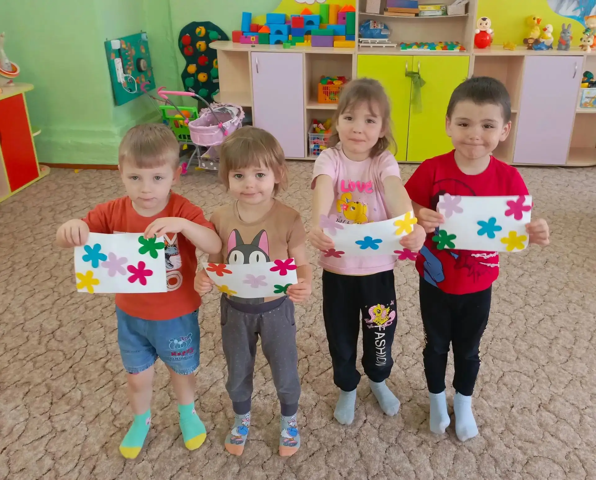 Аппликация "Коврик для белочки". 🐿️Во второй младшей группе нашего детского сада, ребя...
