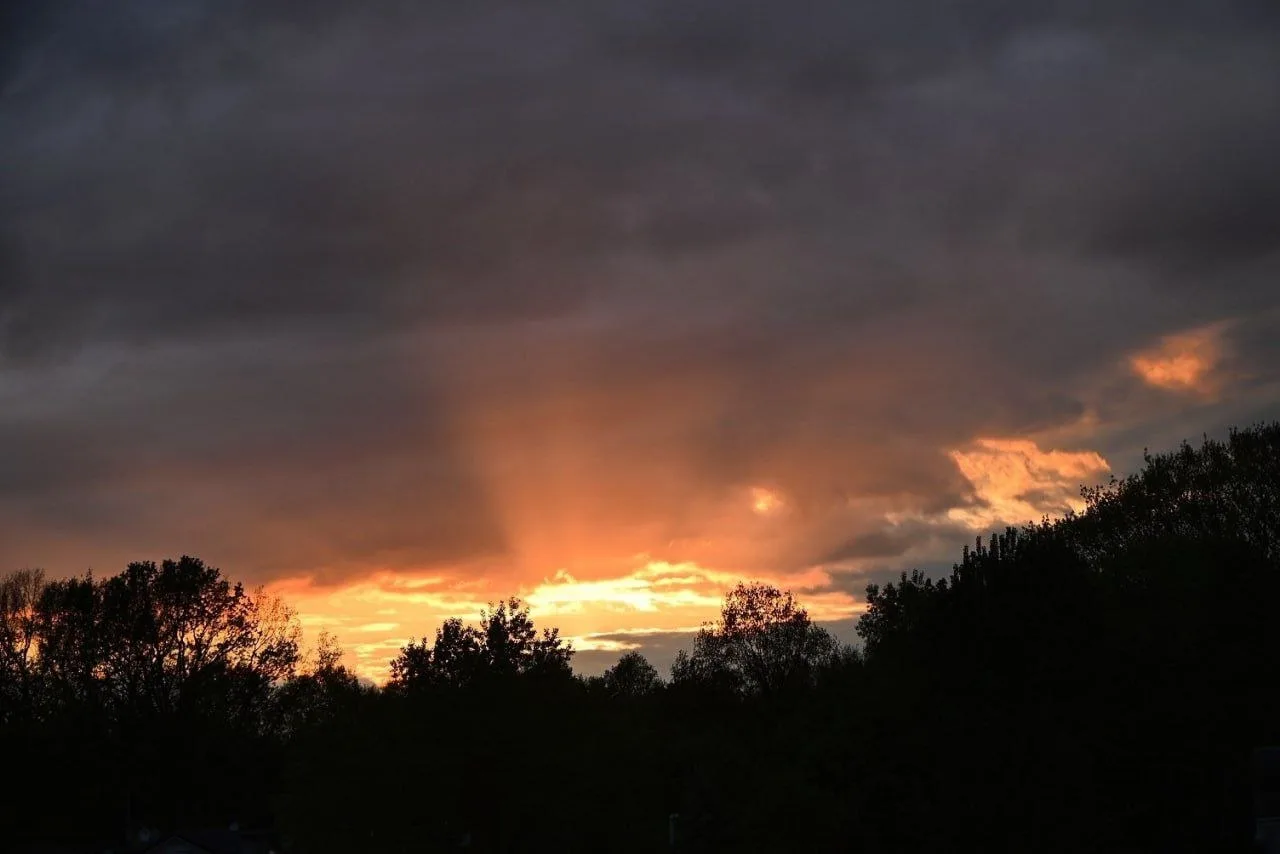 🌅✨ Сумеречные лучи над Калининградом: невероятное природное явление  Солнечные лучи пробиваются скво